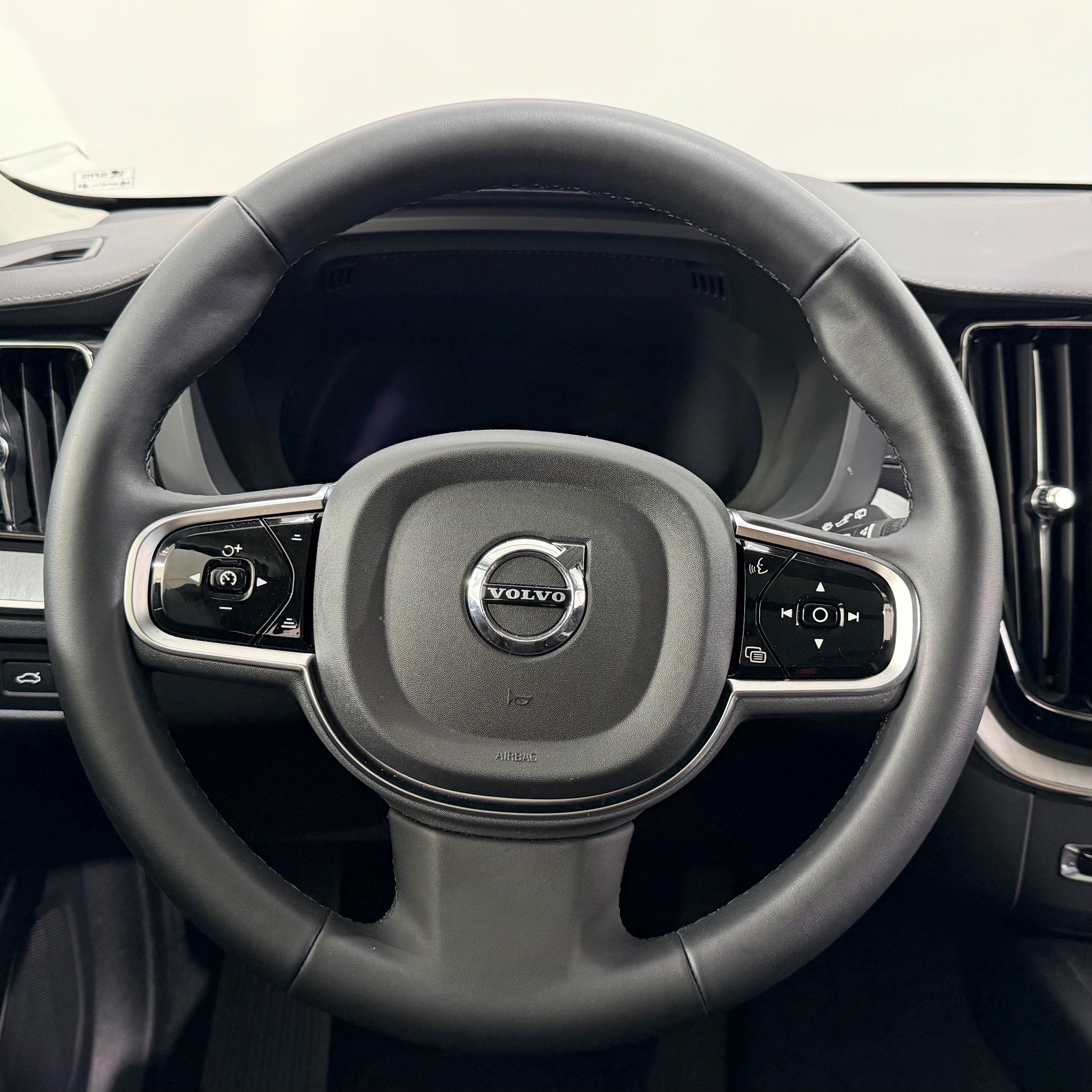 VOLVO XC60 2.0 T6 TE R-Design eAWD-image-9