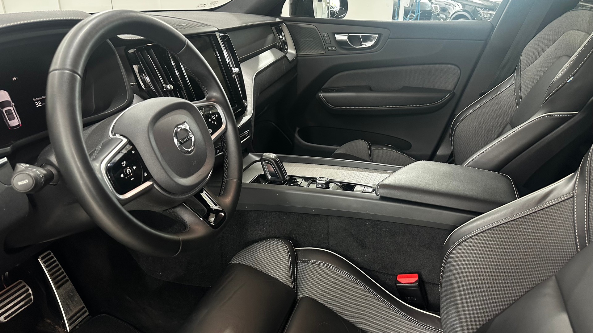 VOLVO XC60 2.0 T6 TE R-Design eAWD-image-3