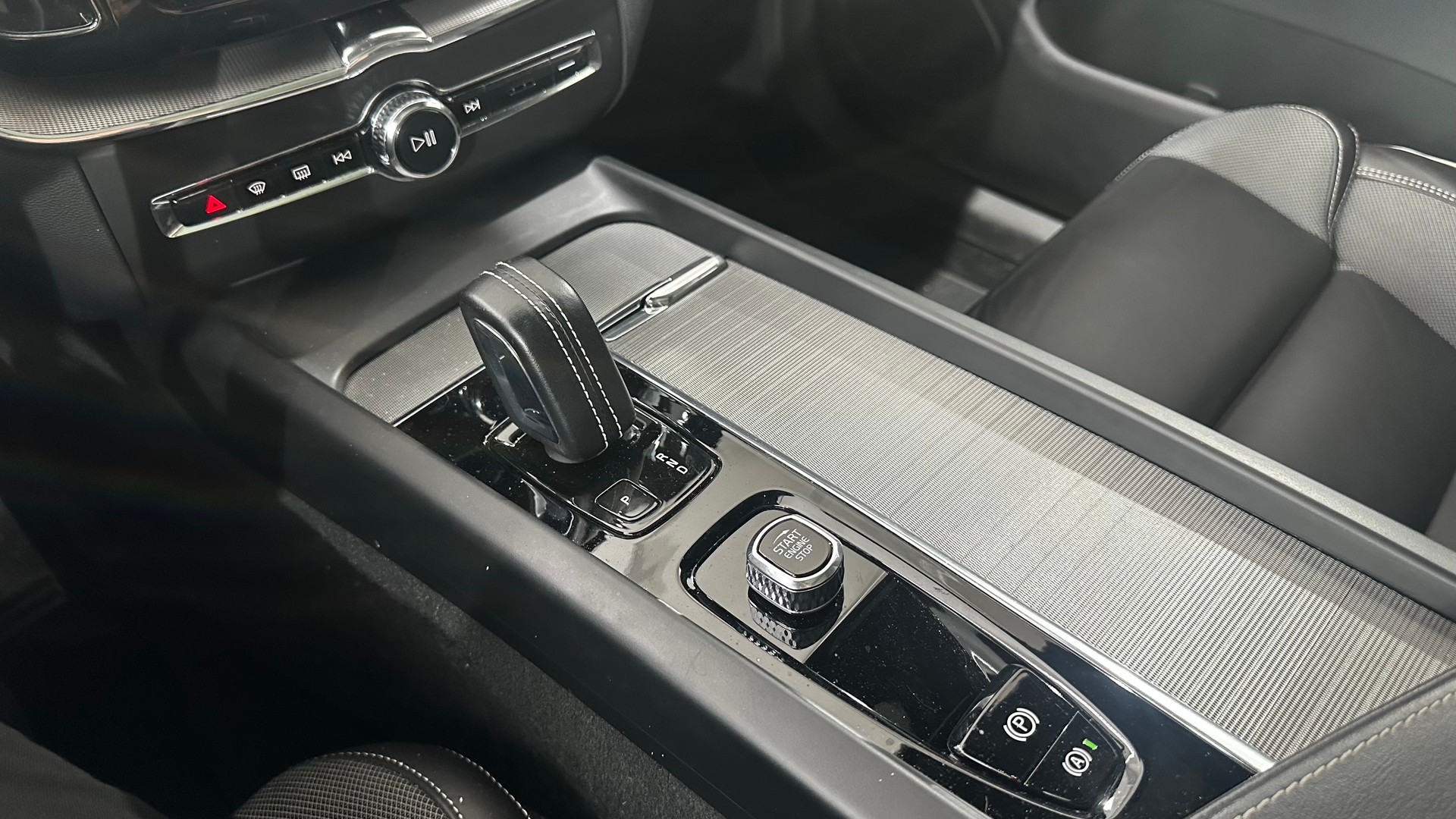 VOLVO XC60 2.0 T6 TE R-Design eAWD-image-13