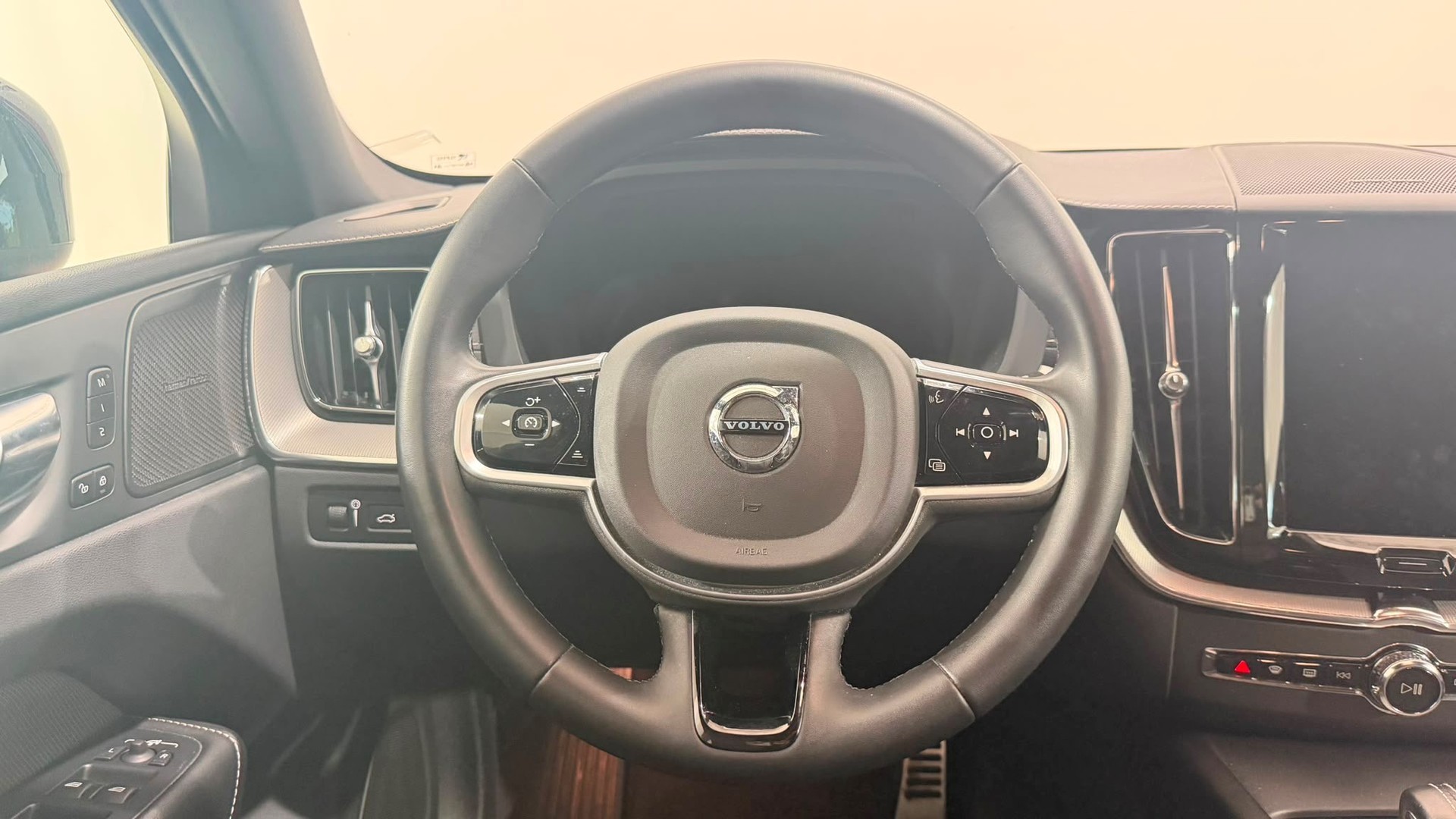 VOLVO XC60 2.0 T6 TE R-Design eAWD-image-12