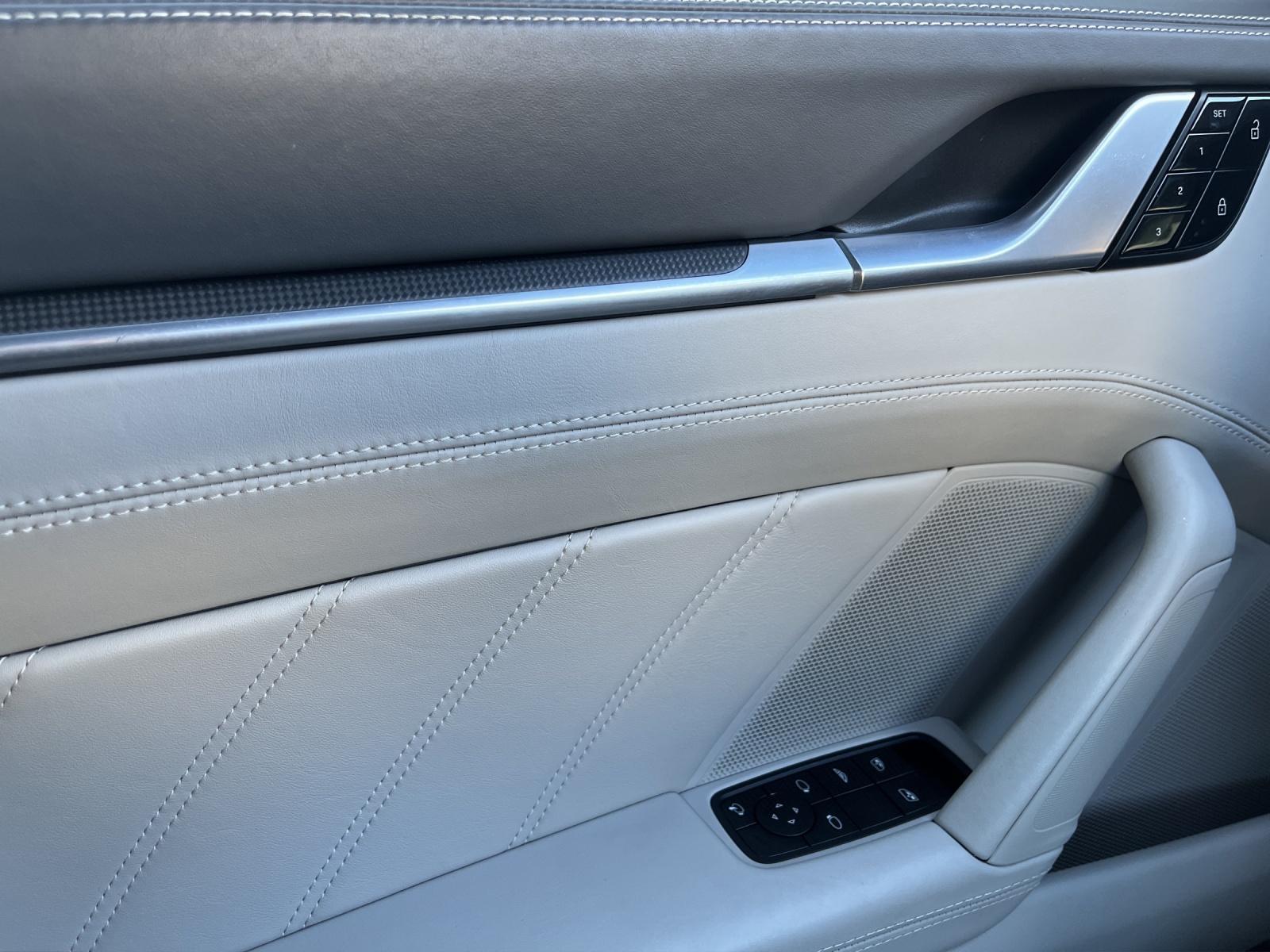 PORSCHE 911 Turbo S Cabriolet PDK-image-16