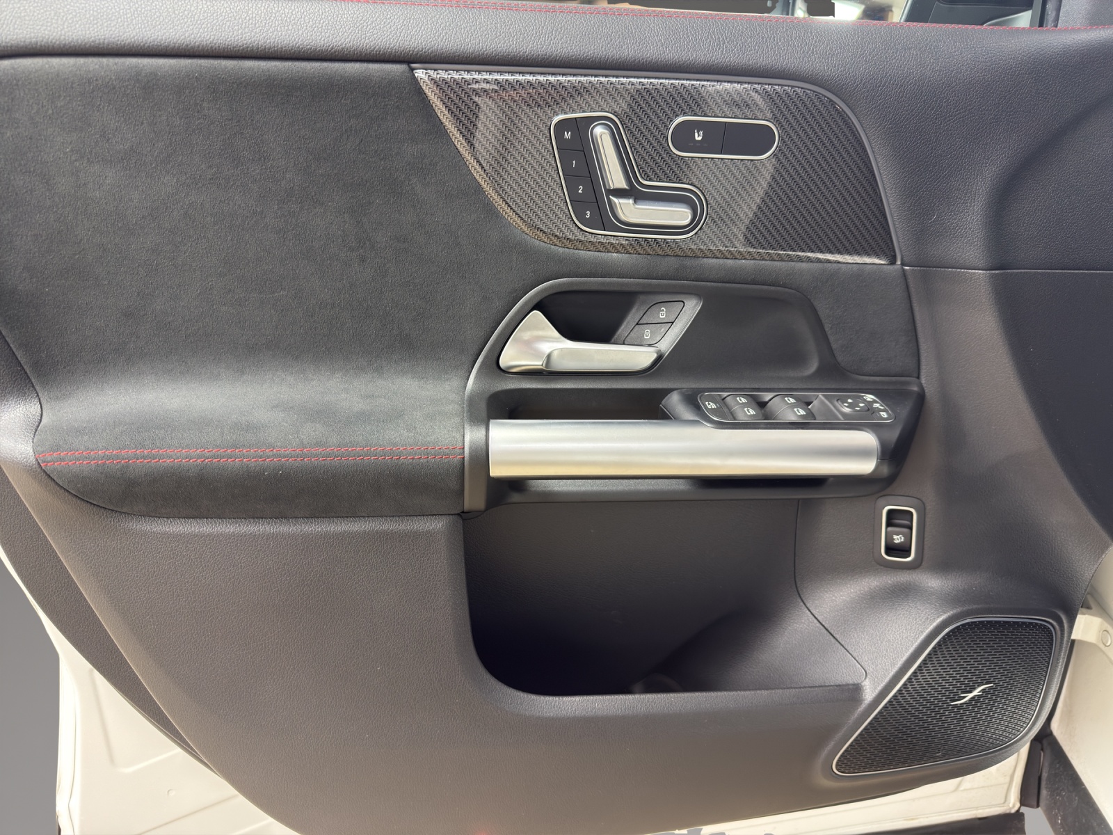 MERCEDES-BENZ GLA 220d 4Matic 8G-DCT-image-12