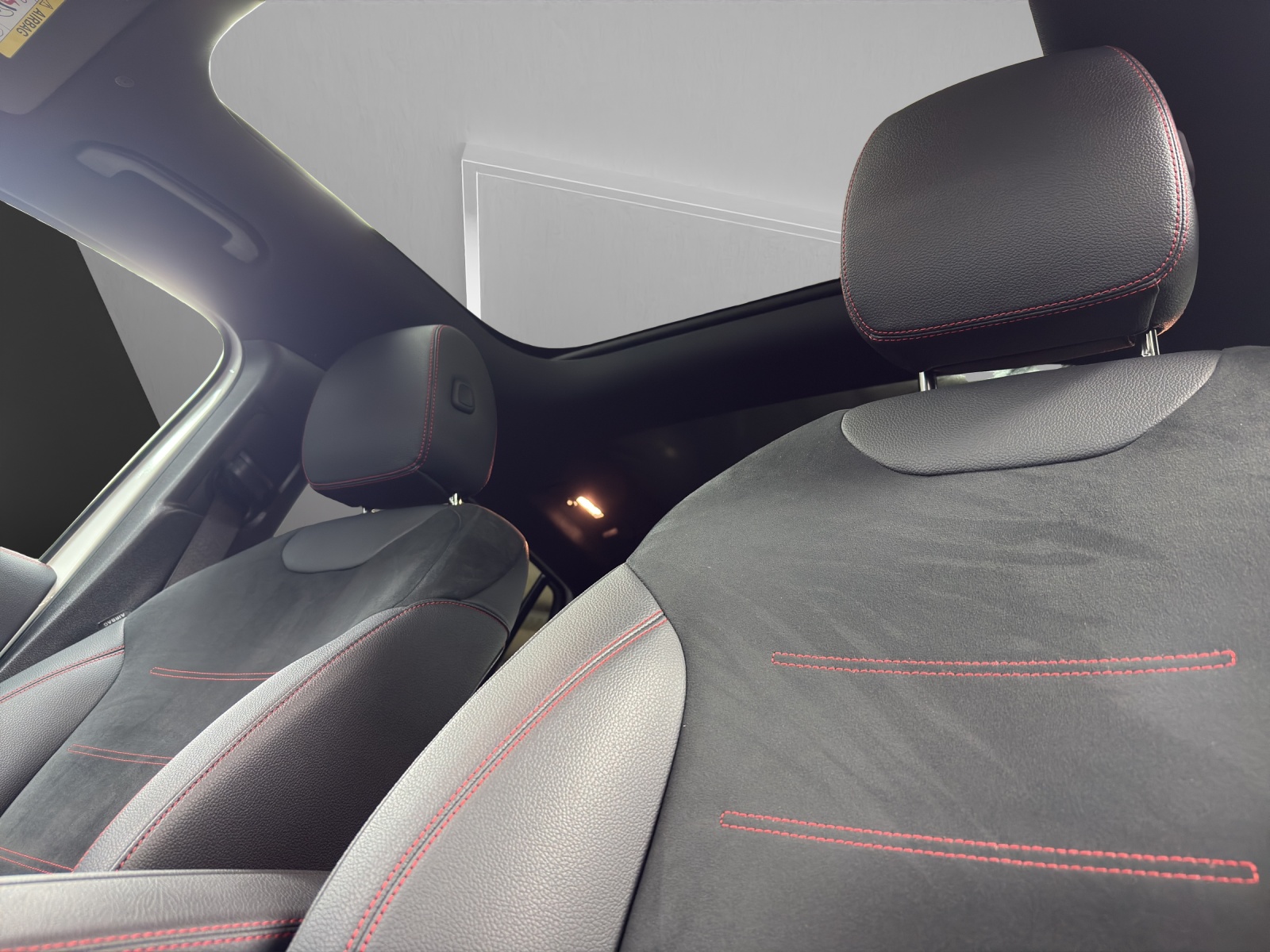 MERCEDES-BENZ GLA 220d 4Matic 8G-DCT-image-13