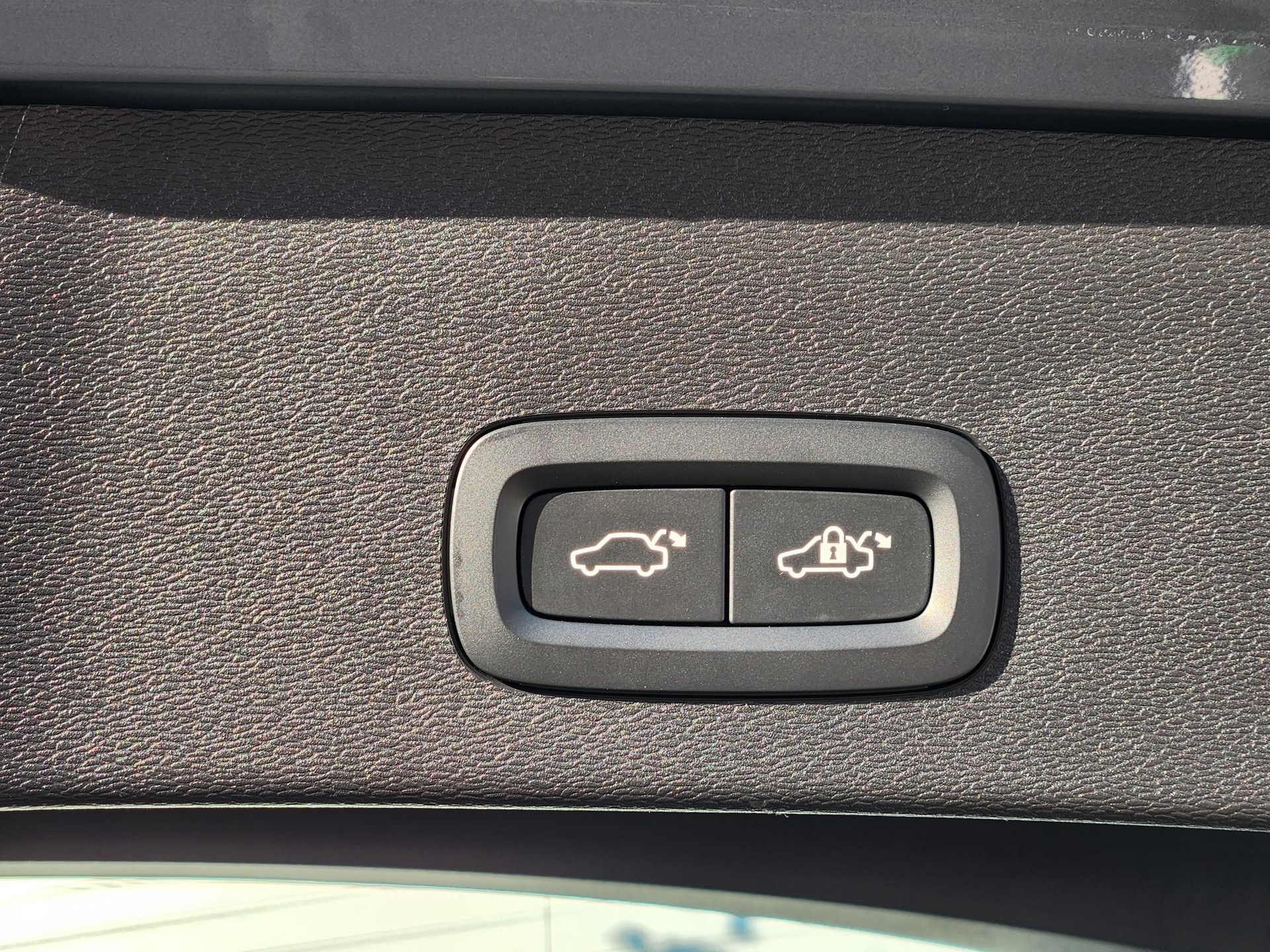 VOLVO C40 Recharge P6 Pure Electric Ultimate ** VOLLAUSSTATTUNG - BATTERIEZERTIFIKAT -GLASDACH -ASSIS. PAKET -GARANTIE BIS 09.2030**-image-22