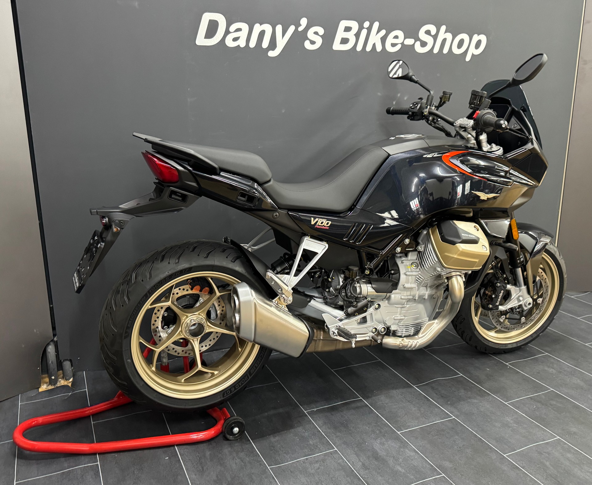 MOTO GUZZI V100 Mandello-showroom-element-3