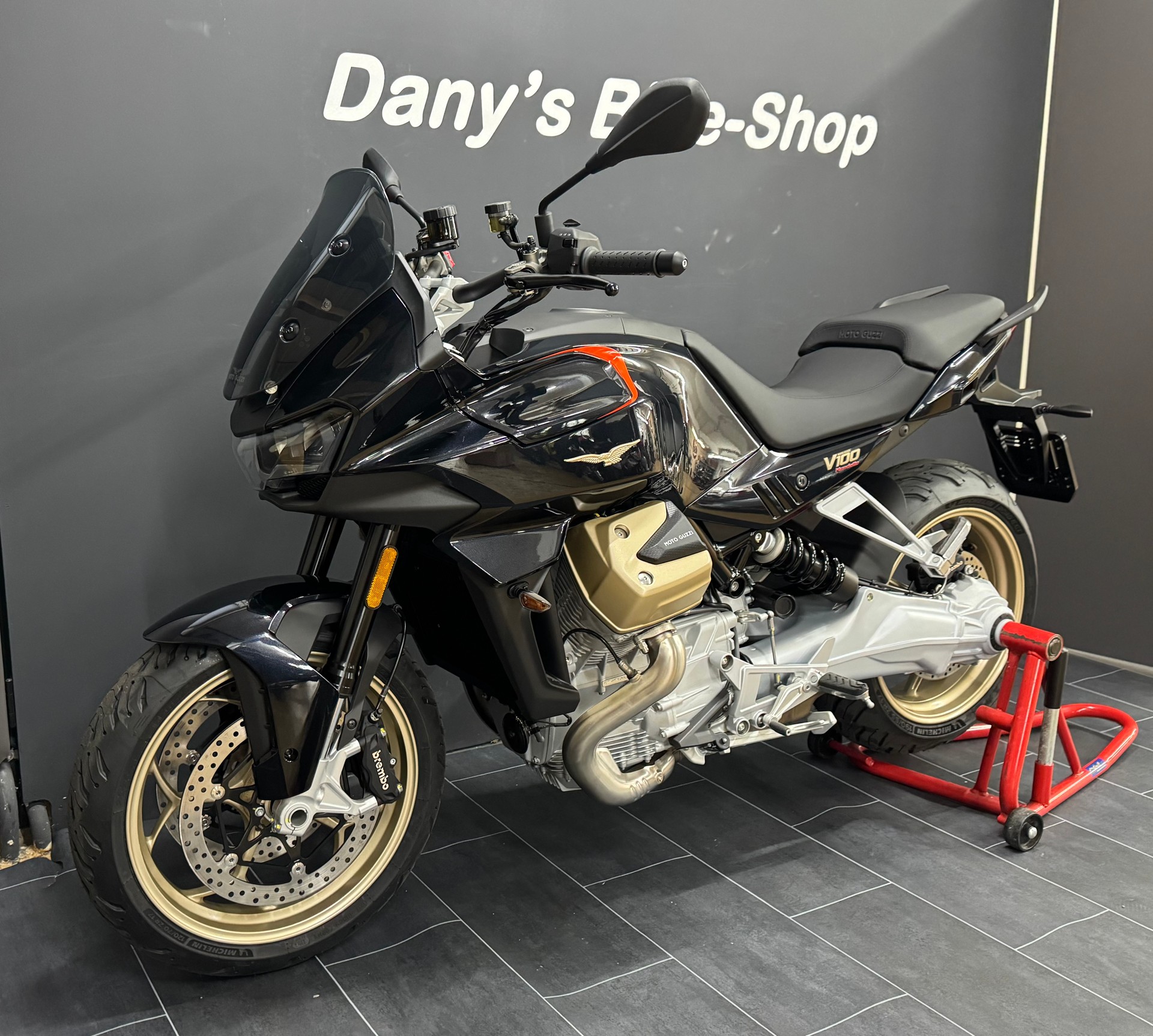 MOTO GUZZI V100 Mandello-showroom-element-1