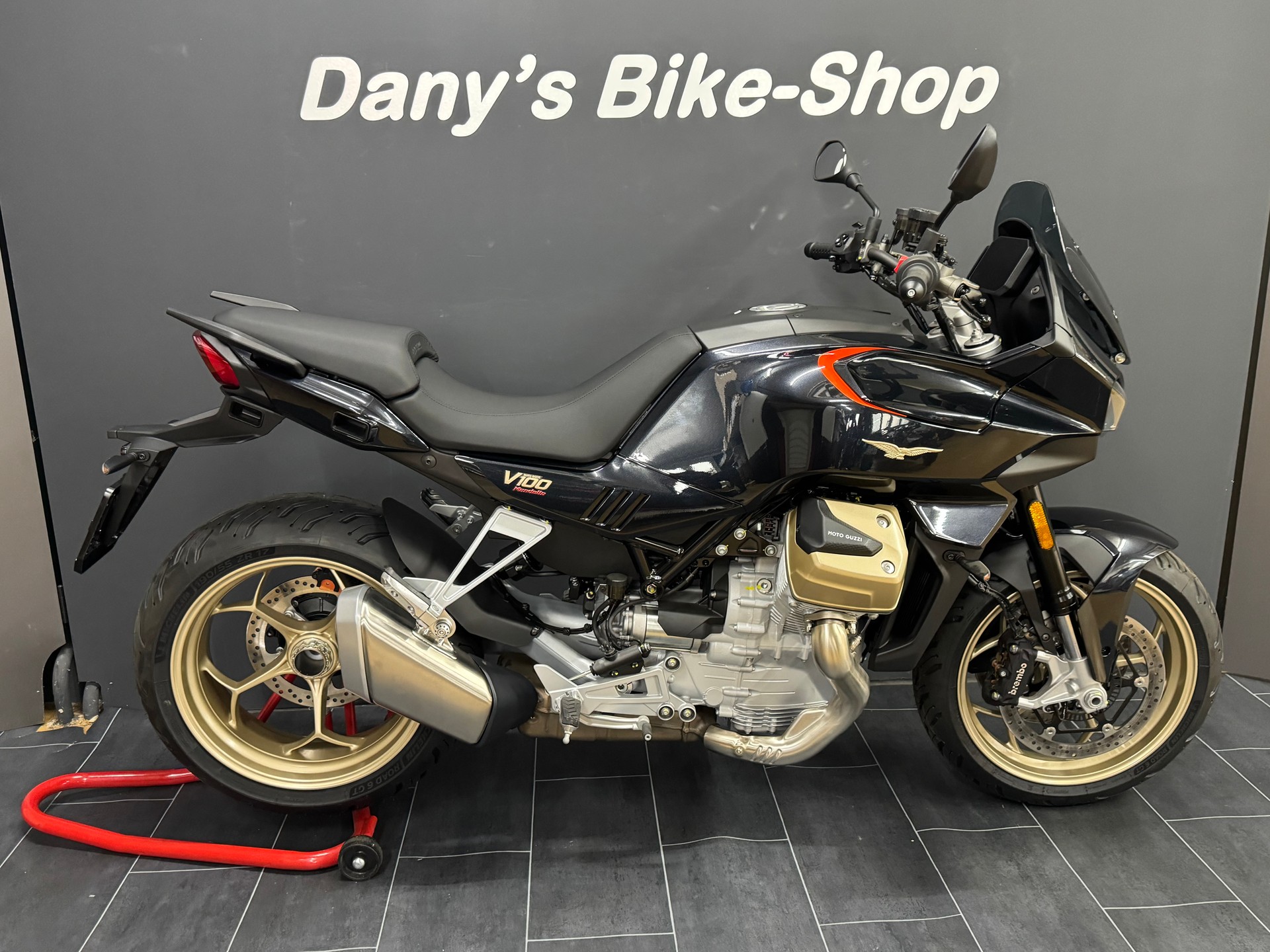 MOTO GUZZI V100 Mandello-showroom-element-2
