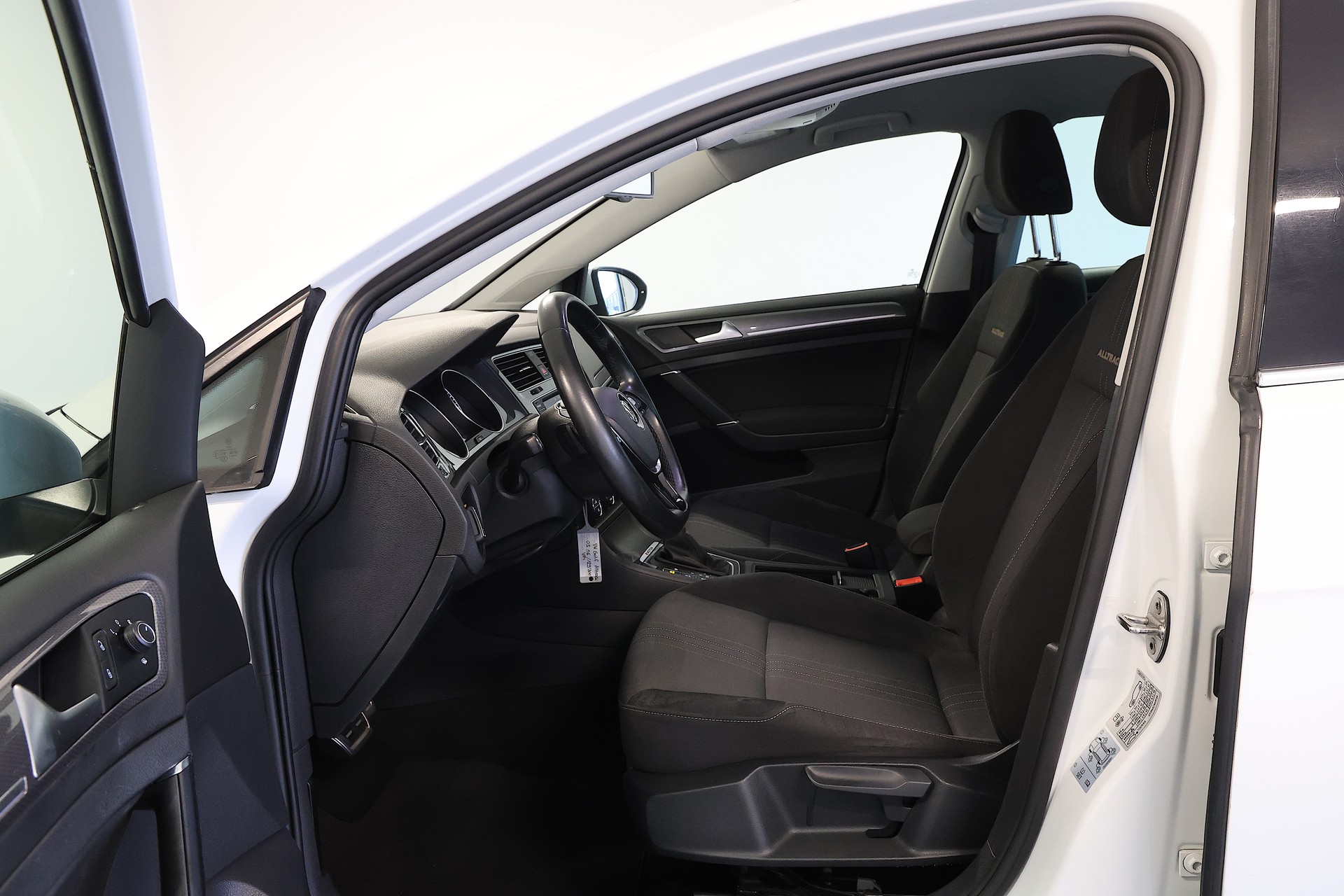 VW Golf 2.0 TDI Alltrack 4Motion-image-5
