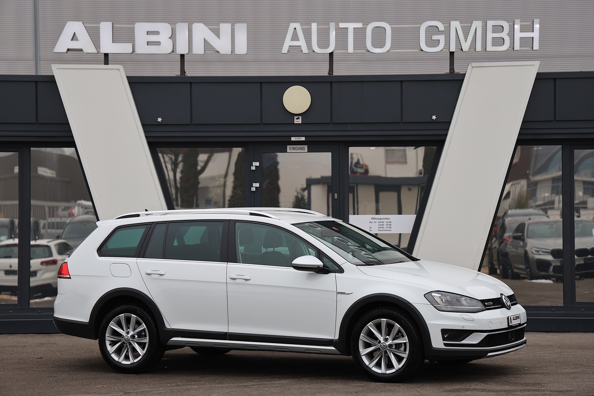 VW Golf 2.0 TDI Alltrack 4Motion-image-1