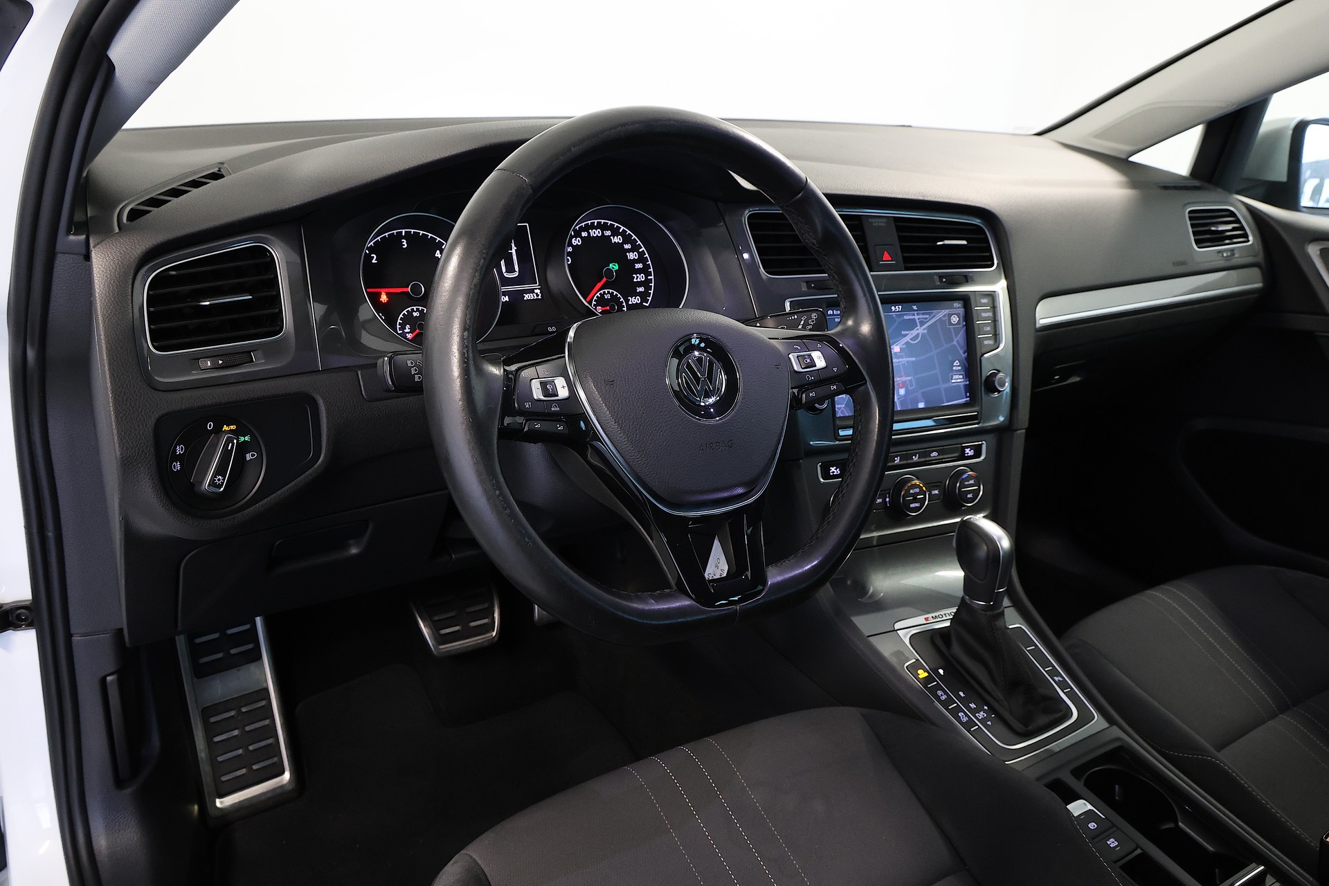 VW Golf 2.0 TDI Alltrack 4Motion-image-8