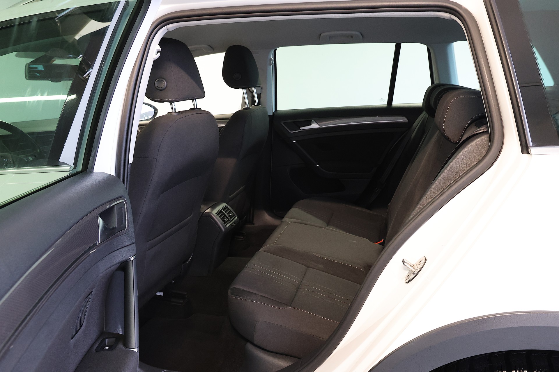 VW Golf 2.0 TDI Alltrack 4Motion-image-15