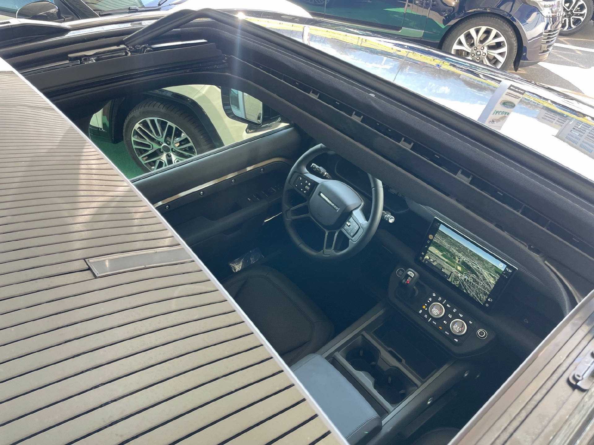 LAND ROVER Defender 110 3.0 D I6 250 X-Dynamic SE-image-25