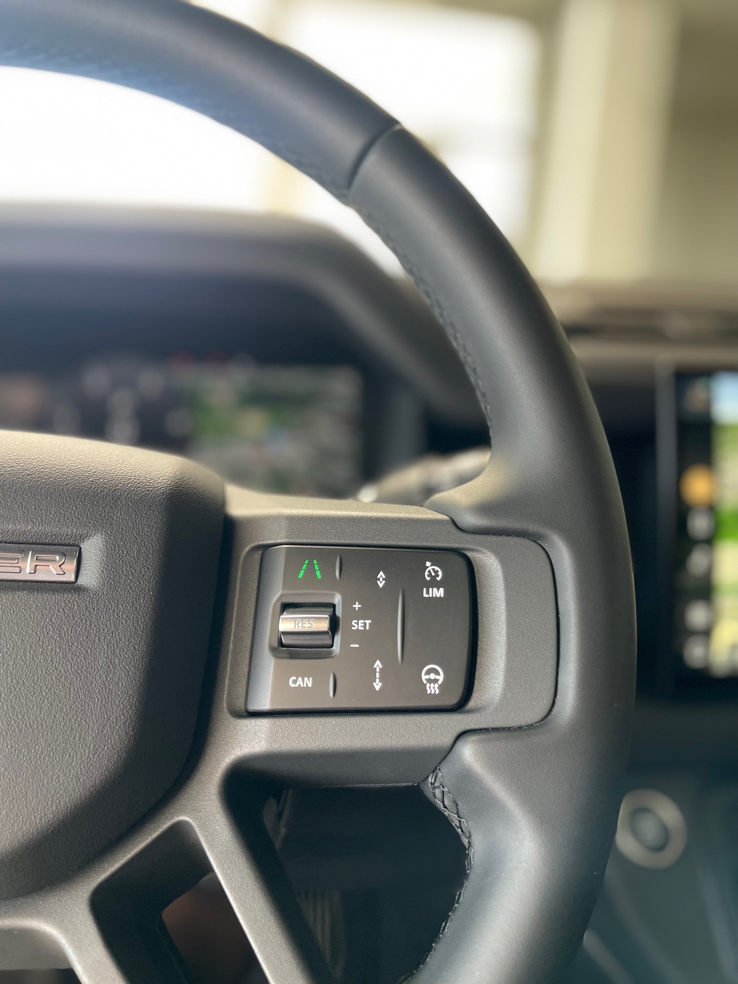 LAND ROVER Defender 110 3.0 D I6 250 X-Dynamic SE-image-7