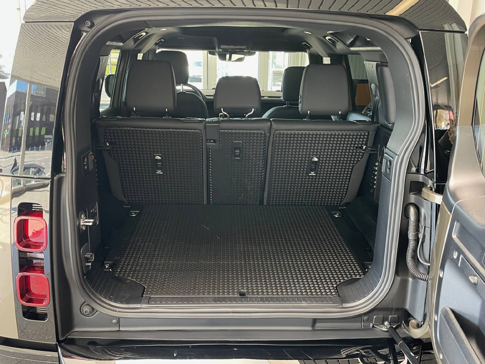 LAND ROVER Defender 110 3.0 D I6 250 X-Dynamic SE-image-20