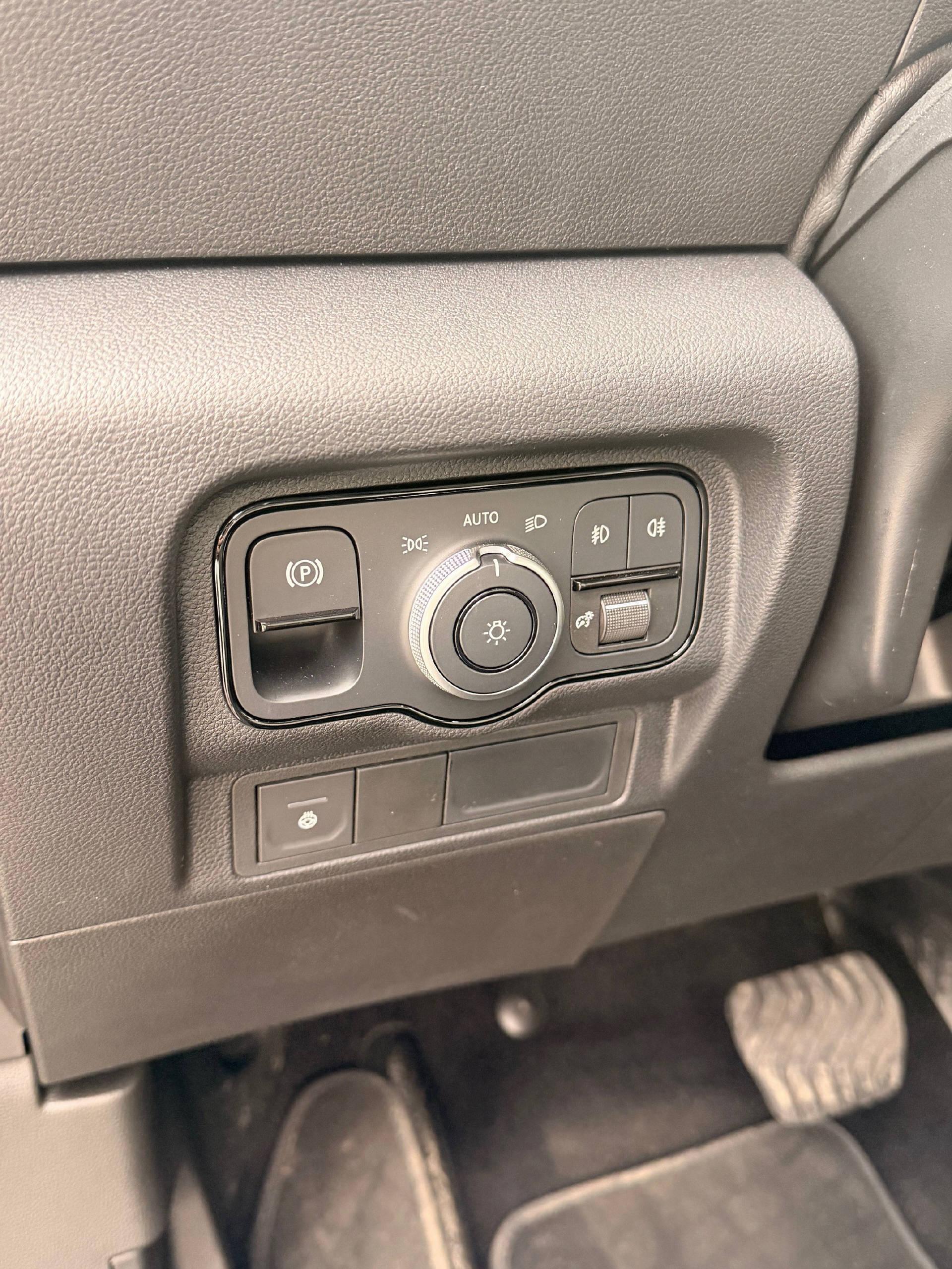 MERCEDES-BENZ T 180d Style S FWD-image-19