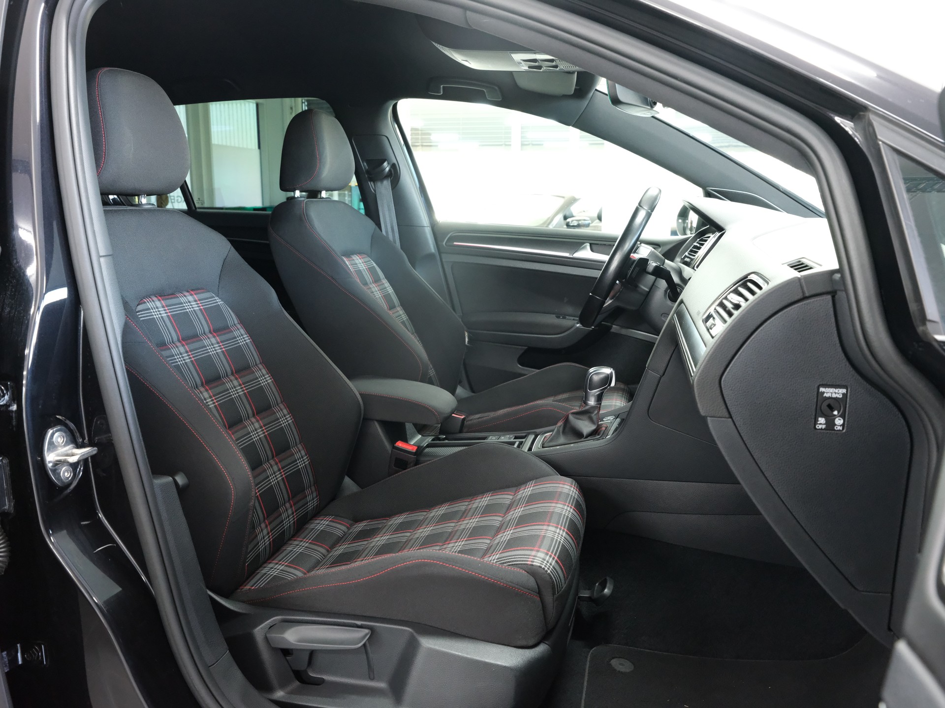VW Golf 2.0 TSI GTI DSG *Rückfahrkamera* *Sportabgassanlage* *GTI Performance*-image-9