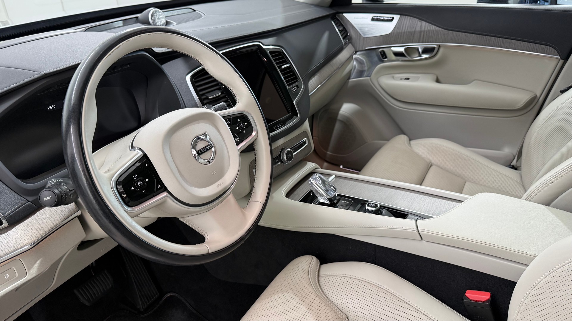VOLVO XC90 T8 eAWD Inscription-image-3