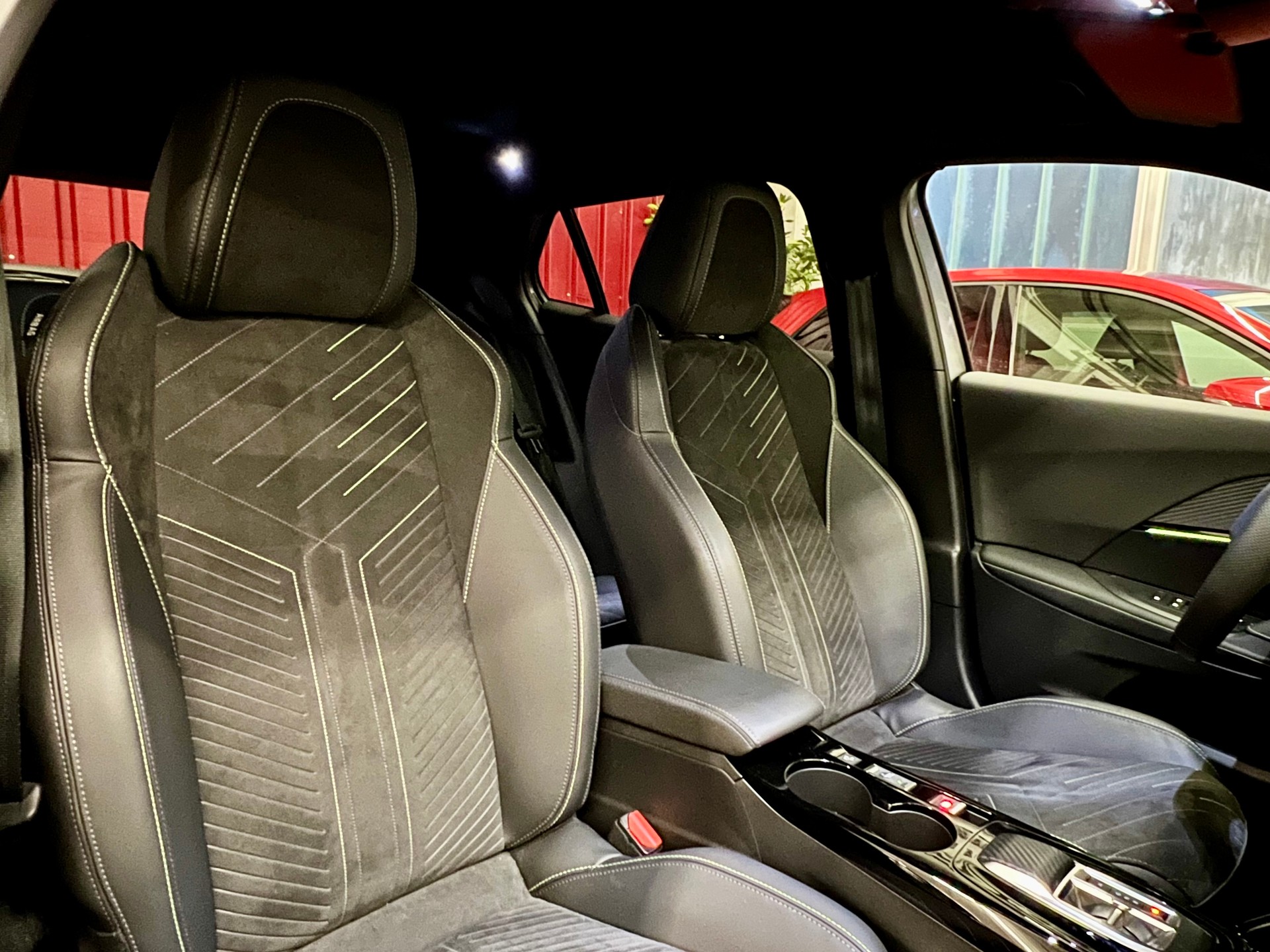 PEUGEOT 2008 1.2 PureTech GT EAT8-image-7