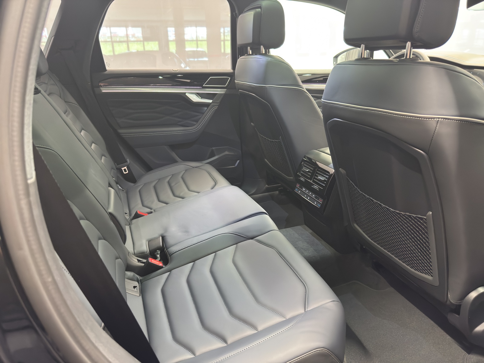 VW Touareg 3.0 V6 TSI R-Line-image-9