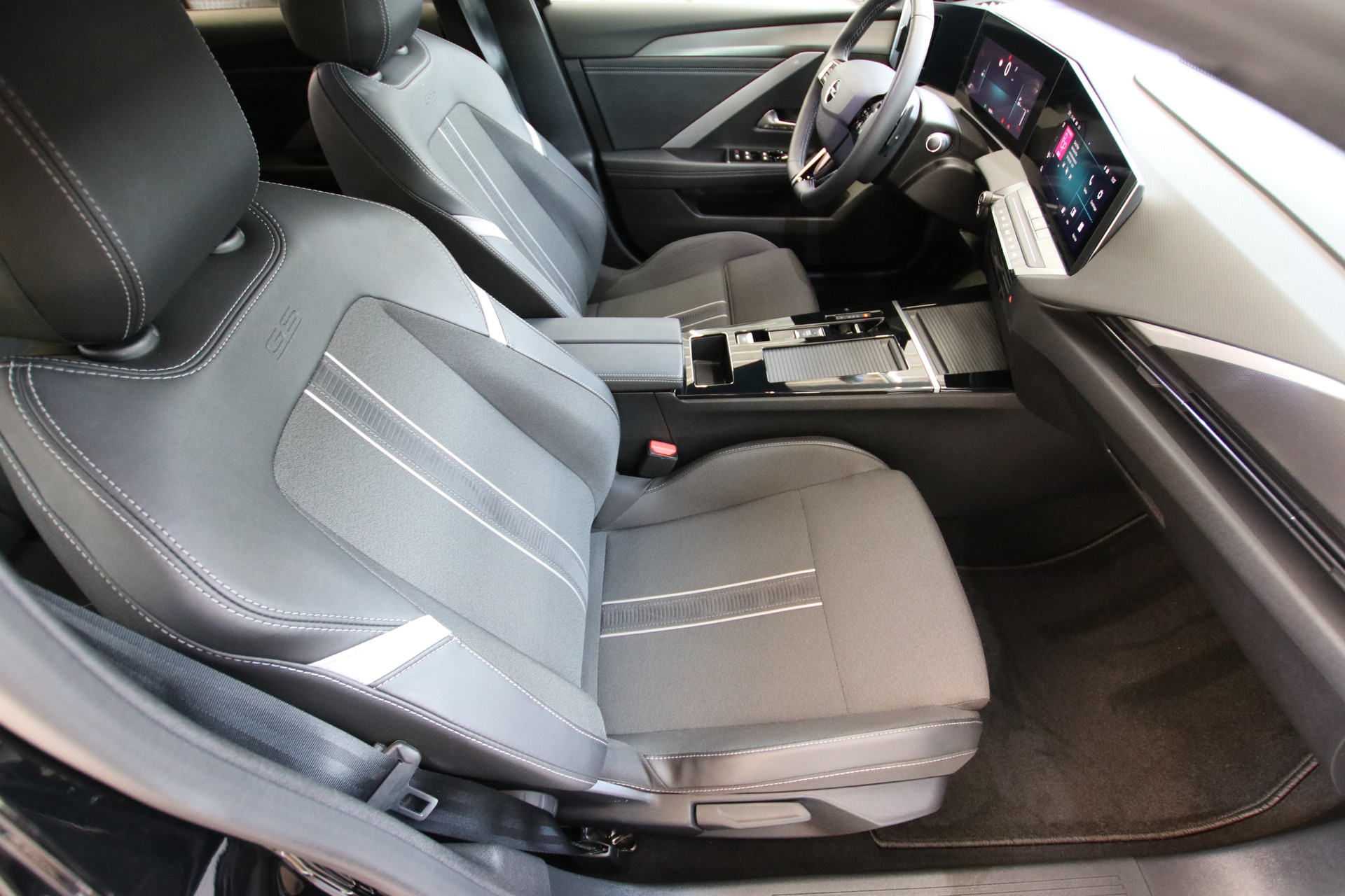 OPEL Astra Sports Tourer 1.2i Turbo GS A-image-11