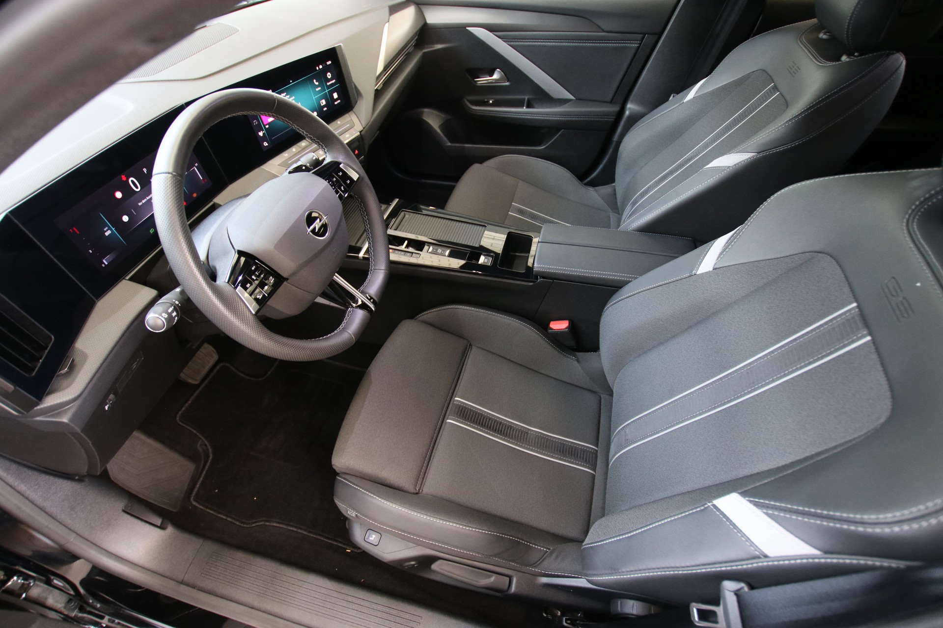 OPEL Astra Sports Tourer 1.2i Turbo GS A-image-10