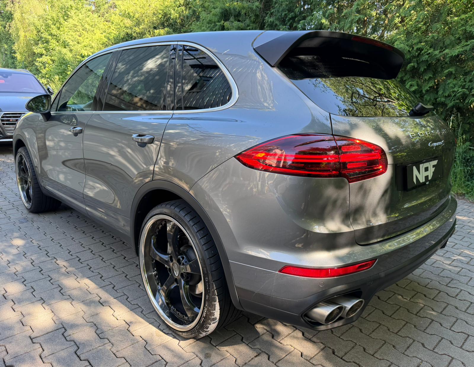 PORSCHE Cayenne S-showroom-element-2