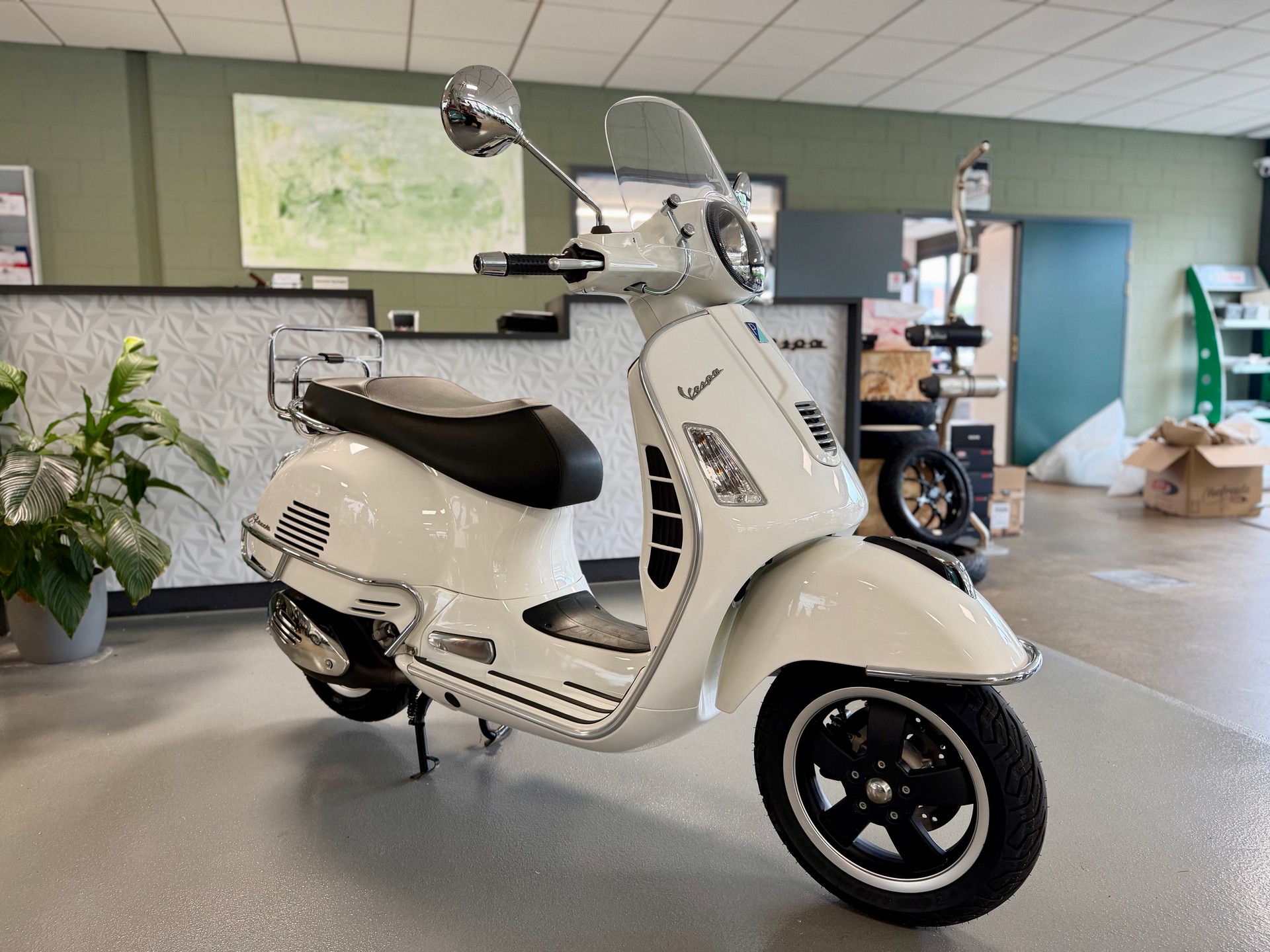 PIAGGIO Vespa GTS Super 300 i.e-showroom-element-1