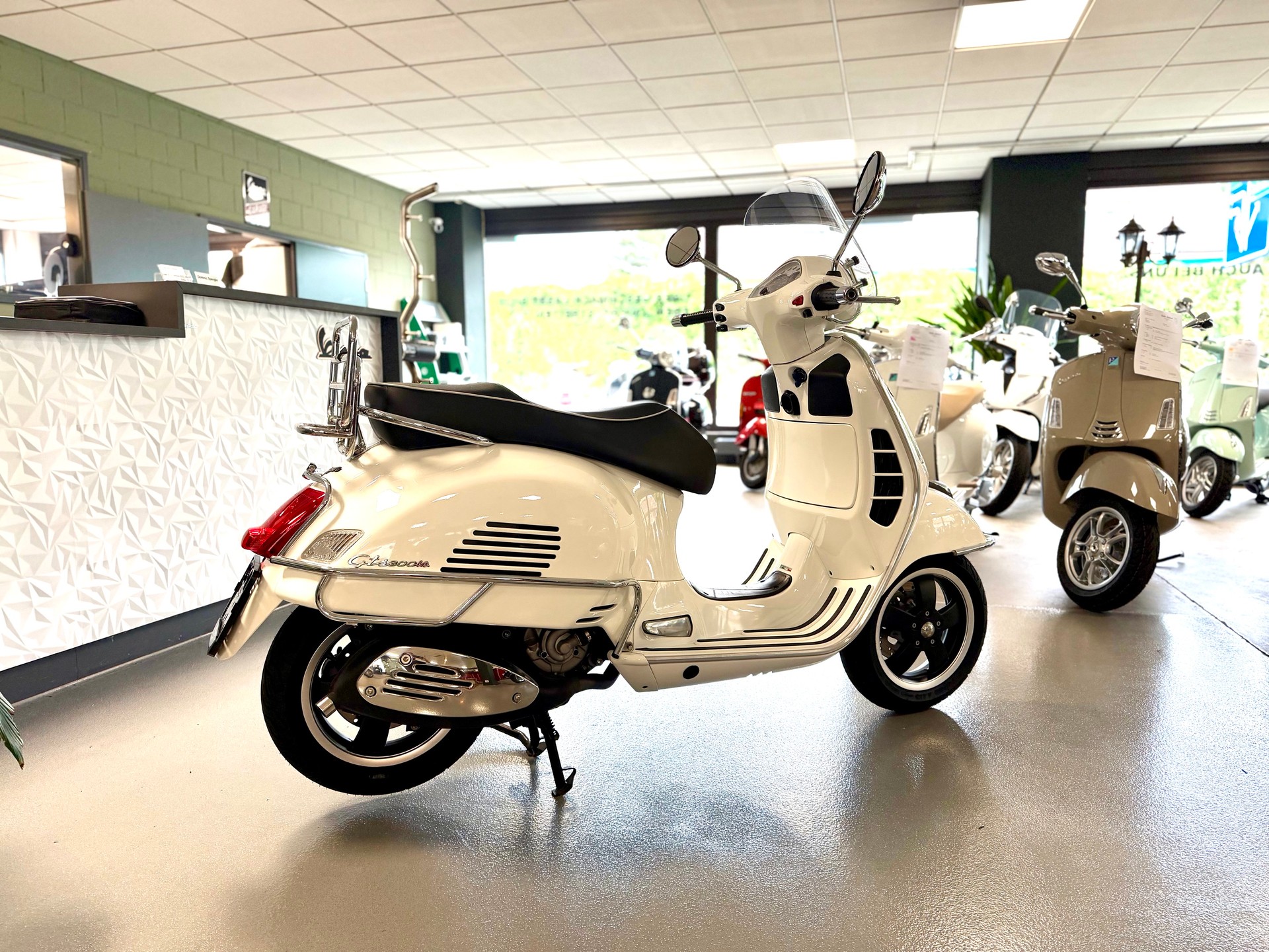 PIAGGIO Vespa GTS Super 300 i.e-showroom-element-2