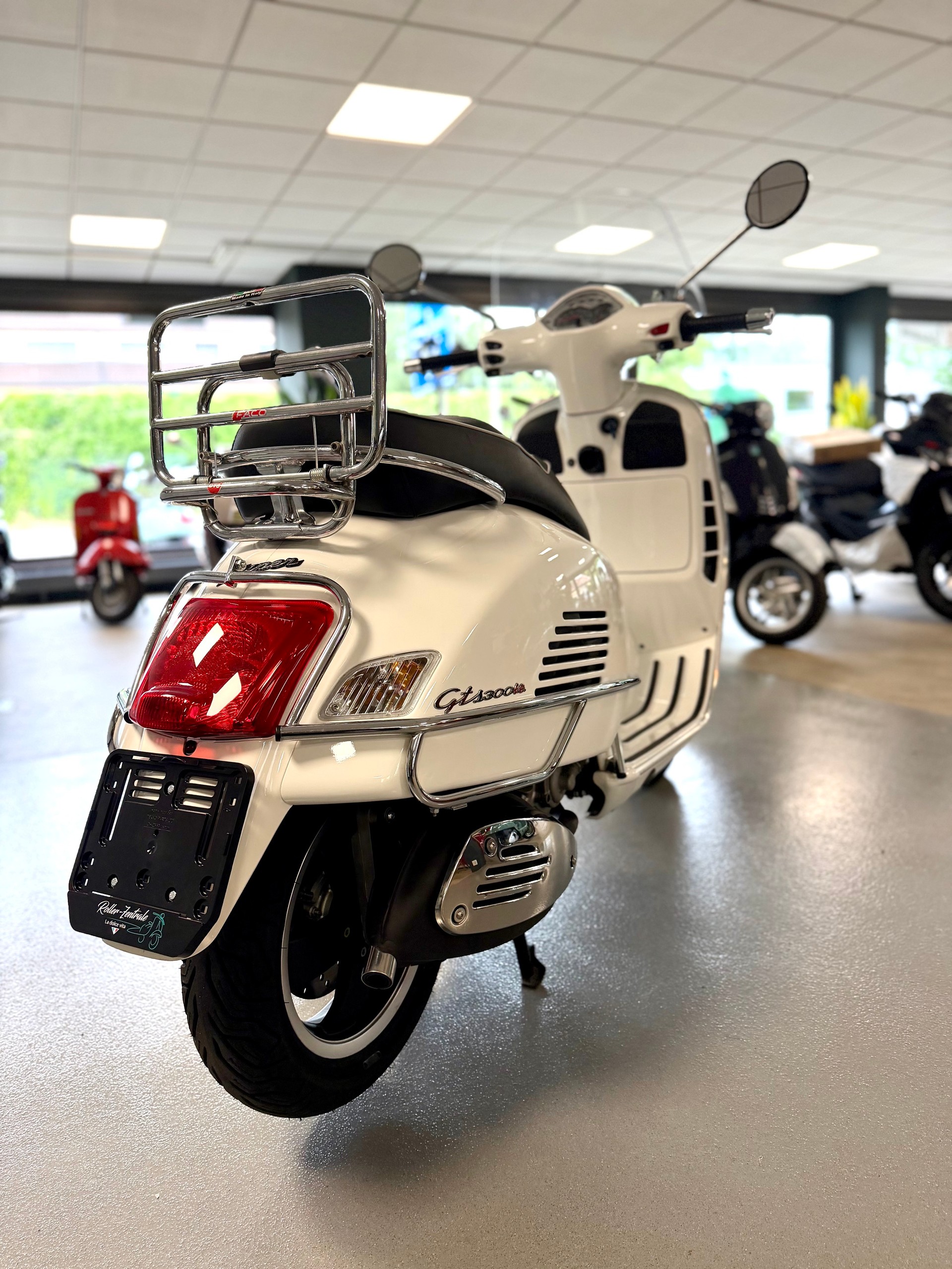 PIAGGIO Vespa GTS Super 300 i.e-showroom-element-3