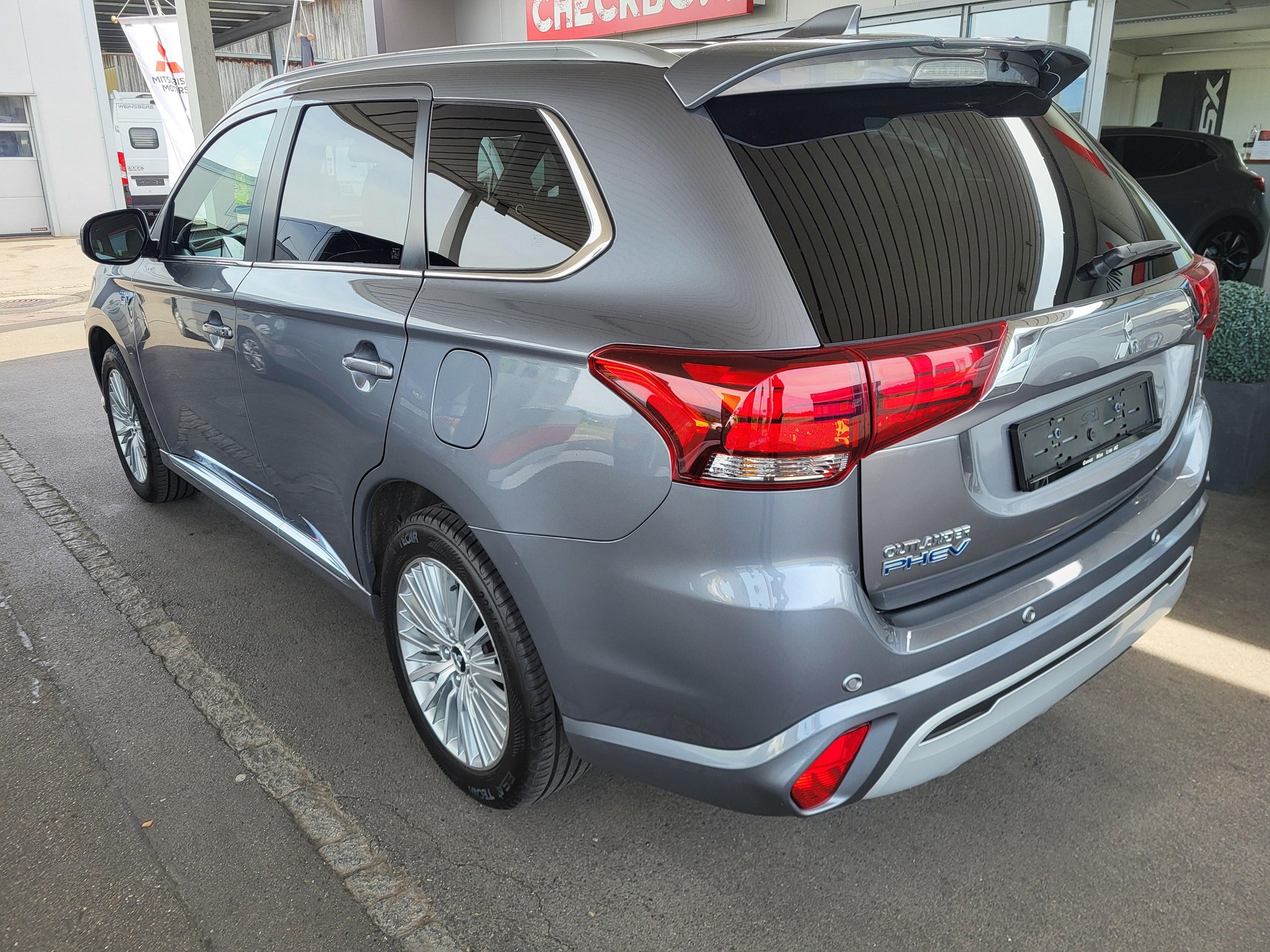 MITSUBISHI Outlander 2.4 PHEV Diamond-image-2