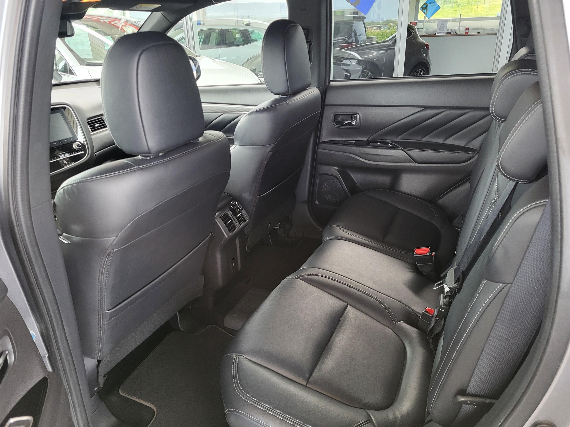 MITSUBISHI Outlander 2.4 PHEV Diamond-image-4