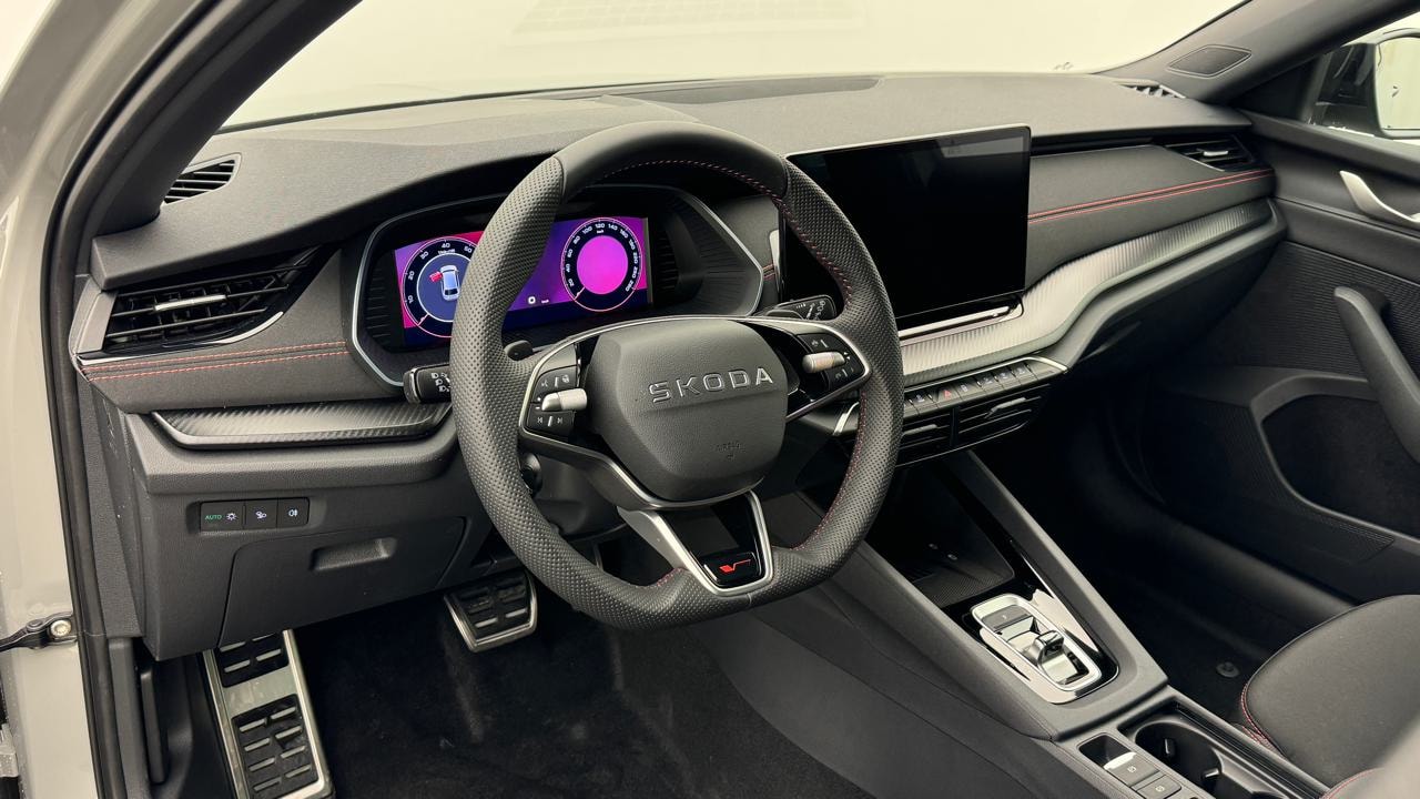 SKODA Octavia Combi 2.0 TSI DSG RS-image-6