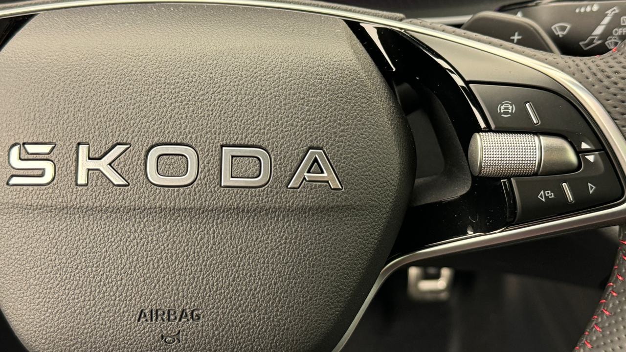 SKODA Octavia Combi 2.0 TSI DSG RS-image-9