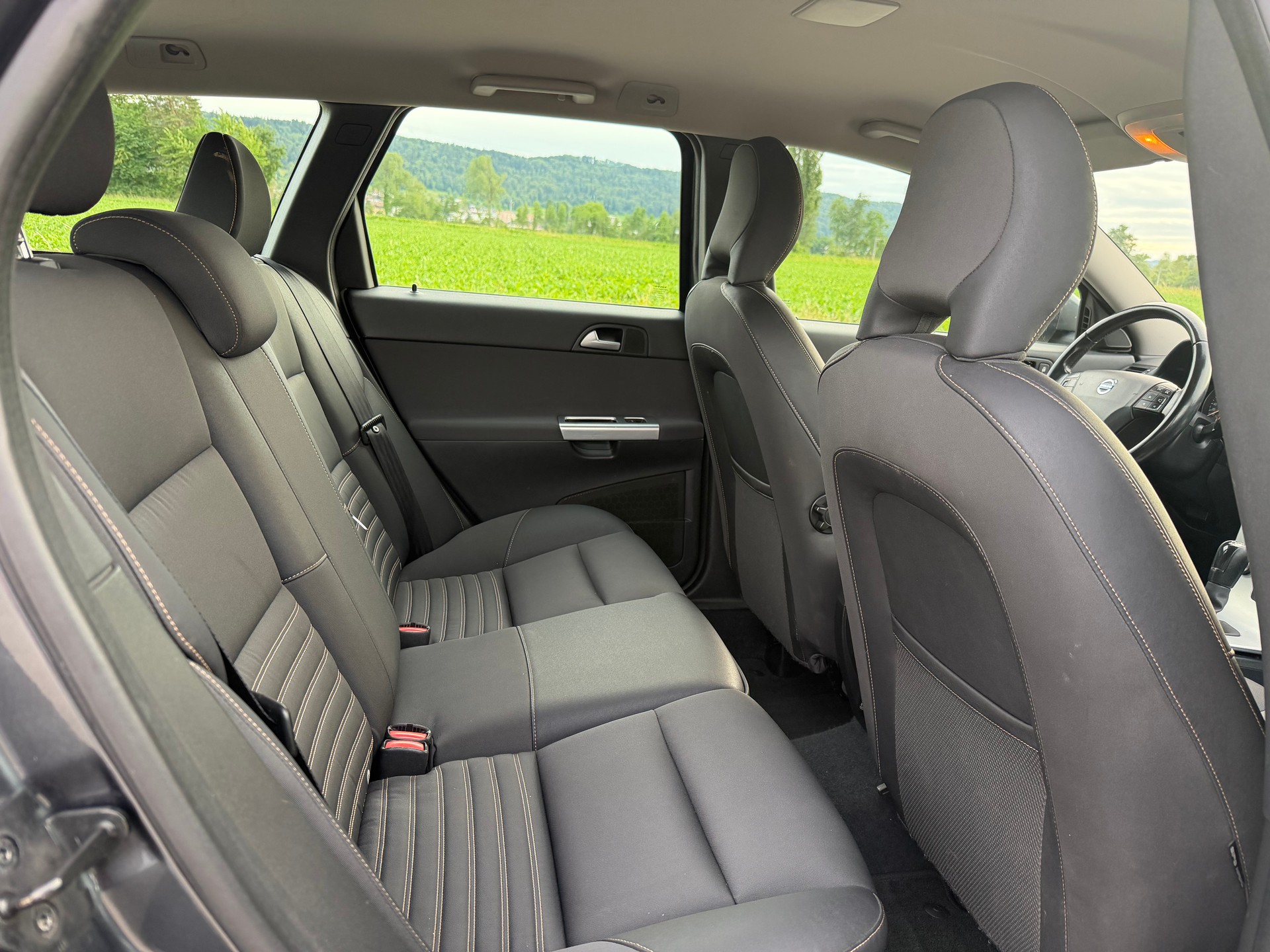 VOLVO V50 D2-image-12
