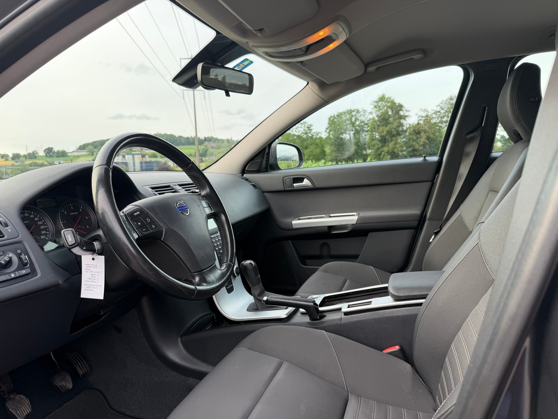 VOLVO V50 D2-image-9