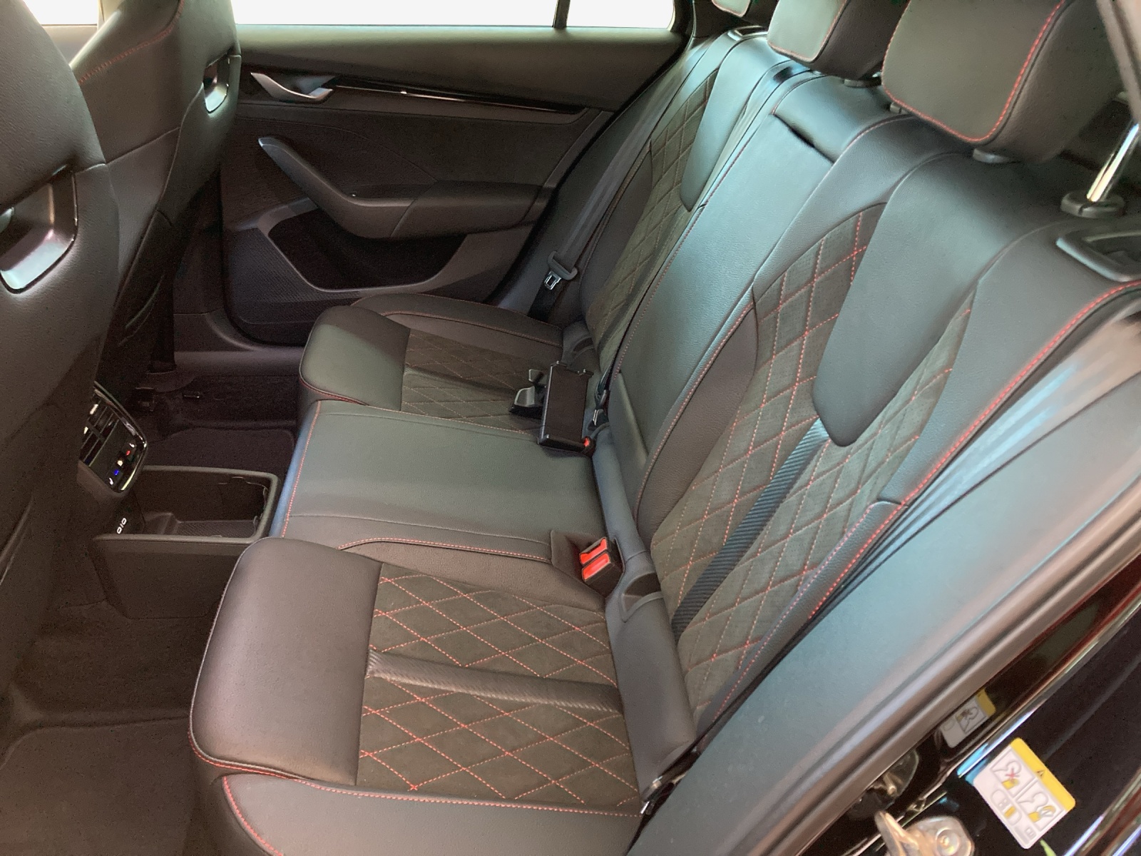 SKODA Octavia Combi 2.0 TSI DSG RS 30 Years Edition-image-9