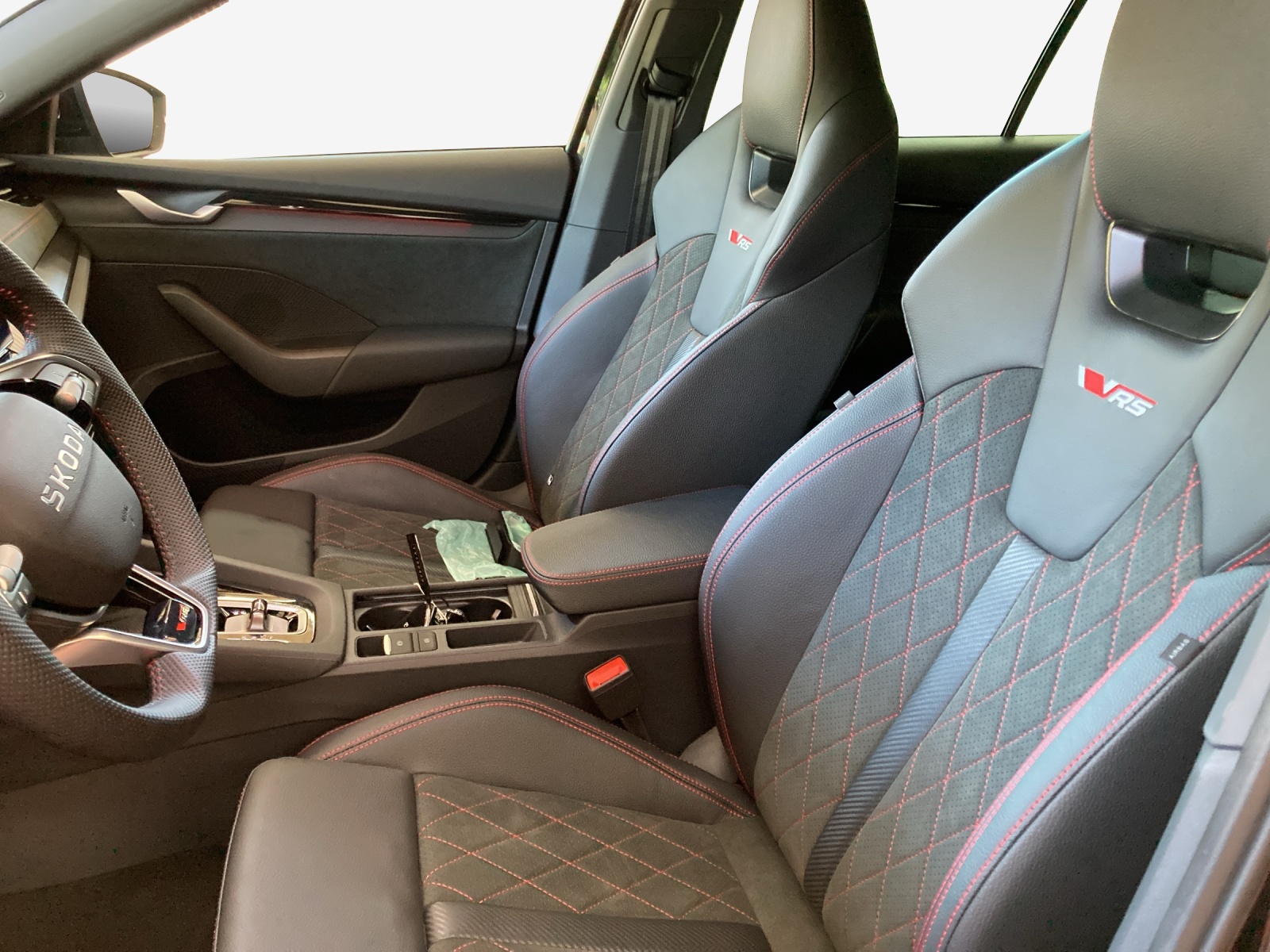 SKODA Octavia Combi 2.0 TSI DSG RS 30 Years Edition-image-5