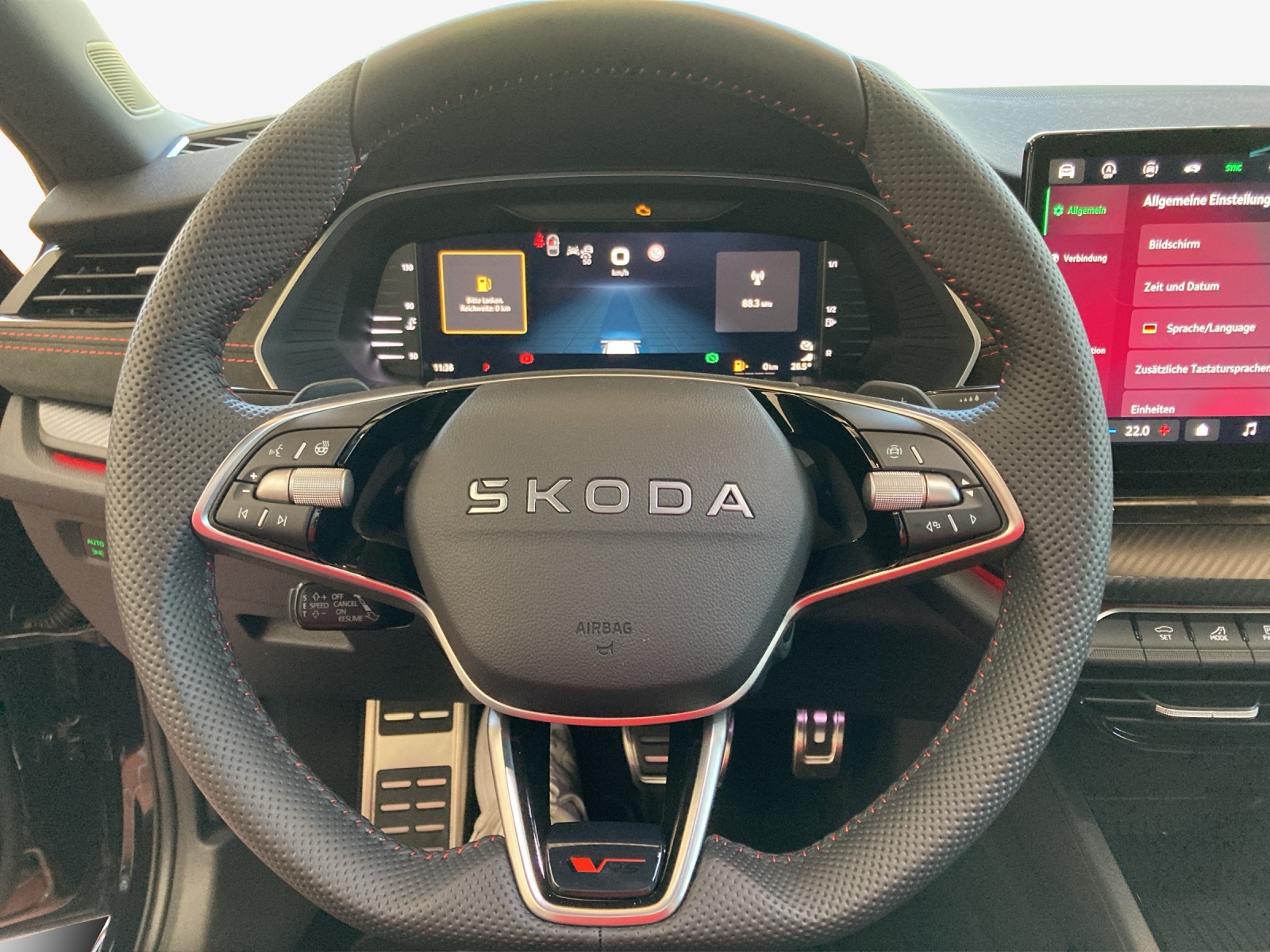SKODA Octavia Combi 2.0 TSI DSG RS 30 Years Edition-image-7