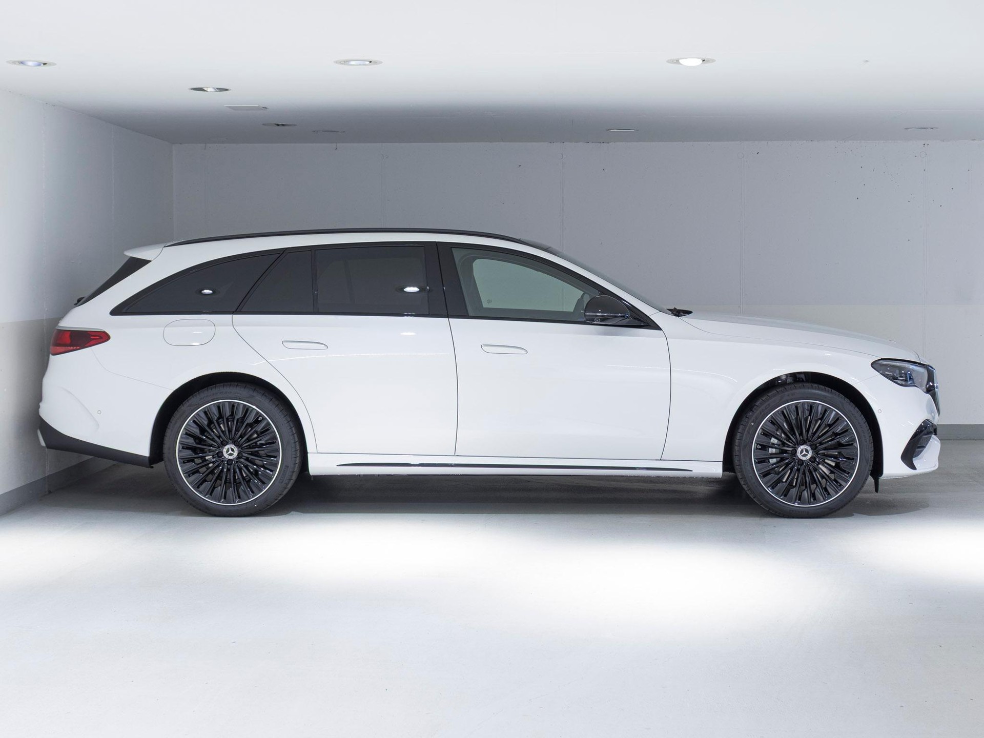 MERCEDES-BENZ E 220 d 4MATIC T-Modell-image-2