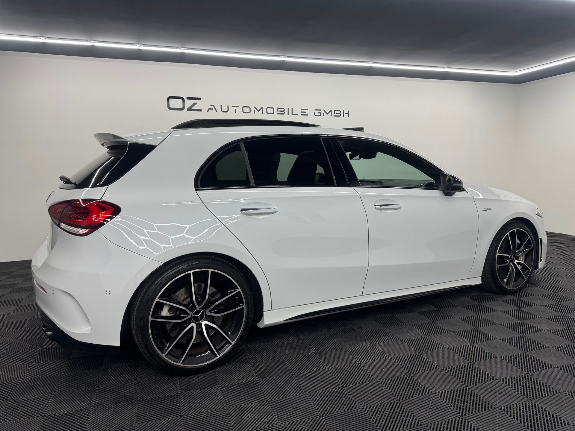 MERCEDES-BENZ A 35 AMG 4Matic Speedshift-image-6