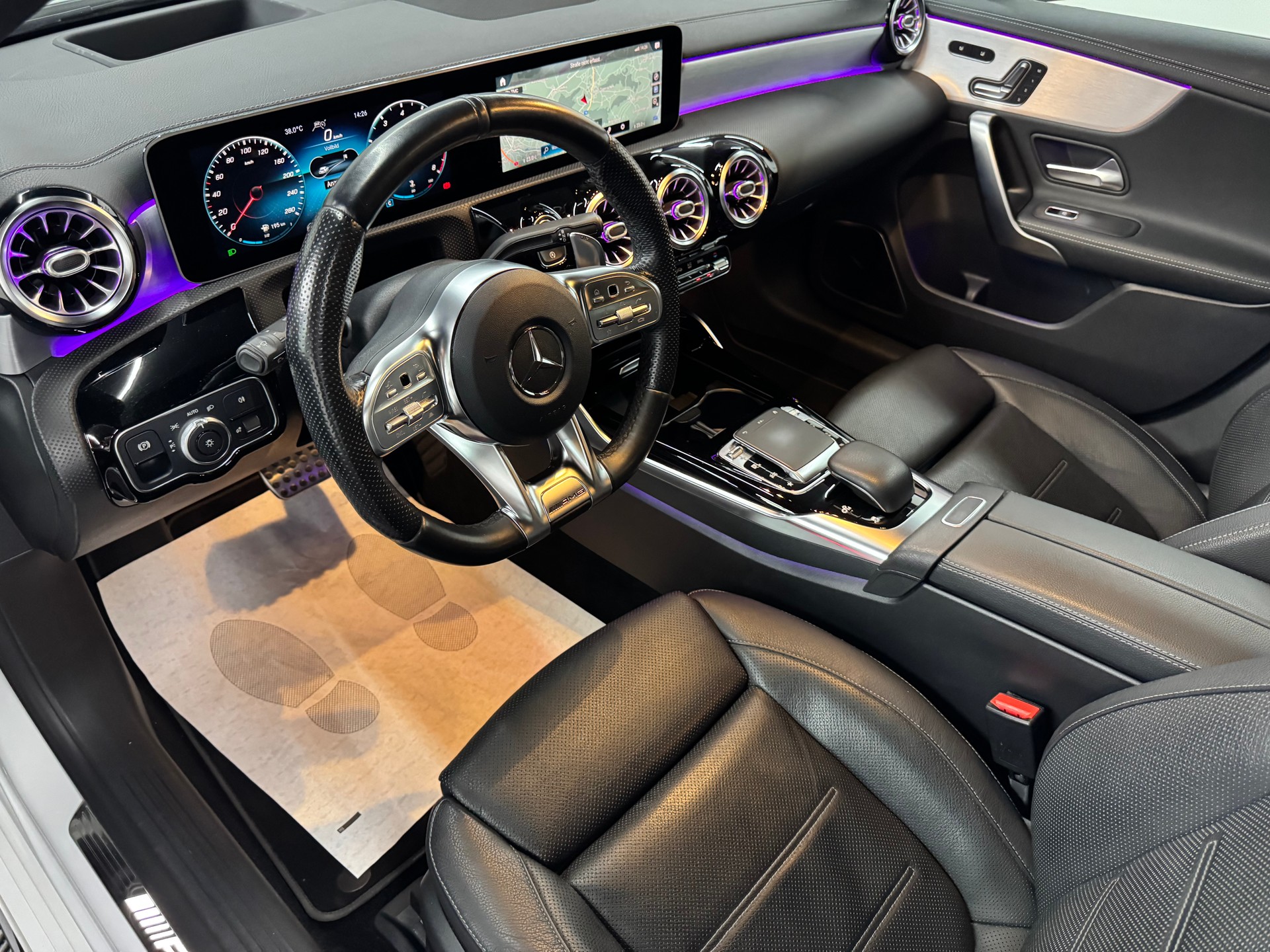 MERCEDES-BENZ A 35 AMG 4Matic Speedshift-image-14