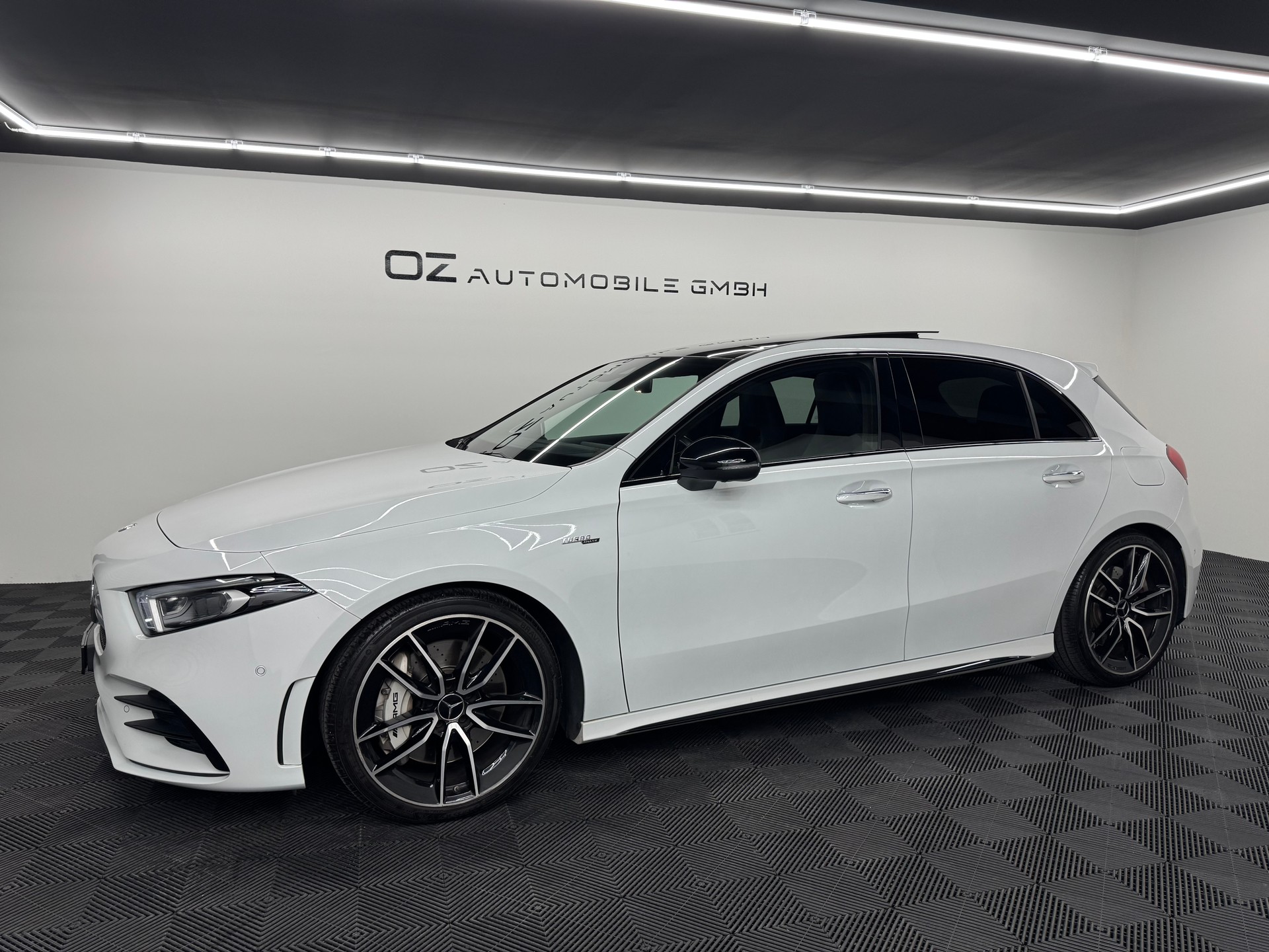 MERCEDES-BENZ A 35 AMG 4Matic Speedshift-image-2