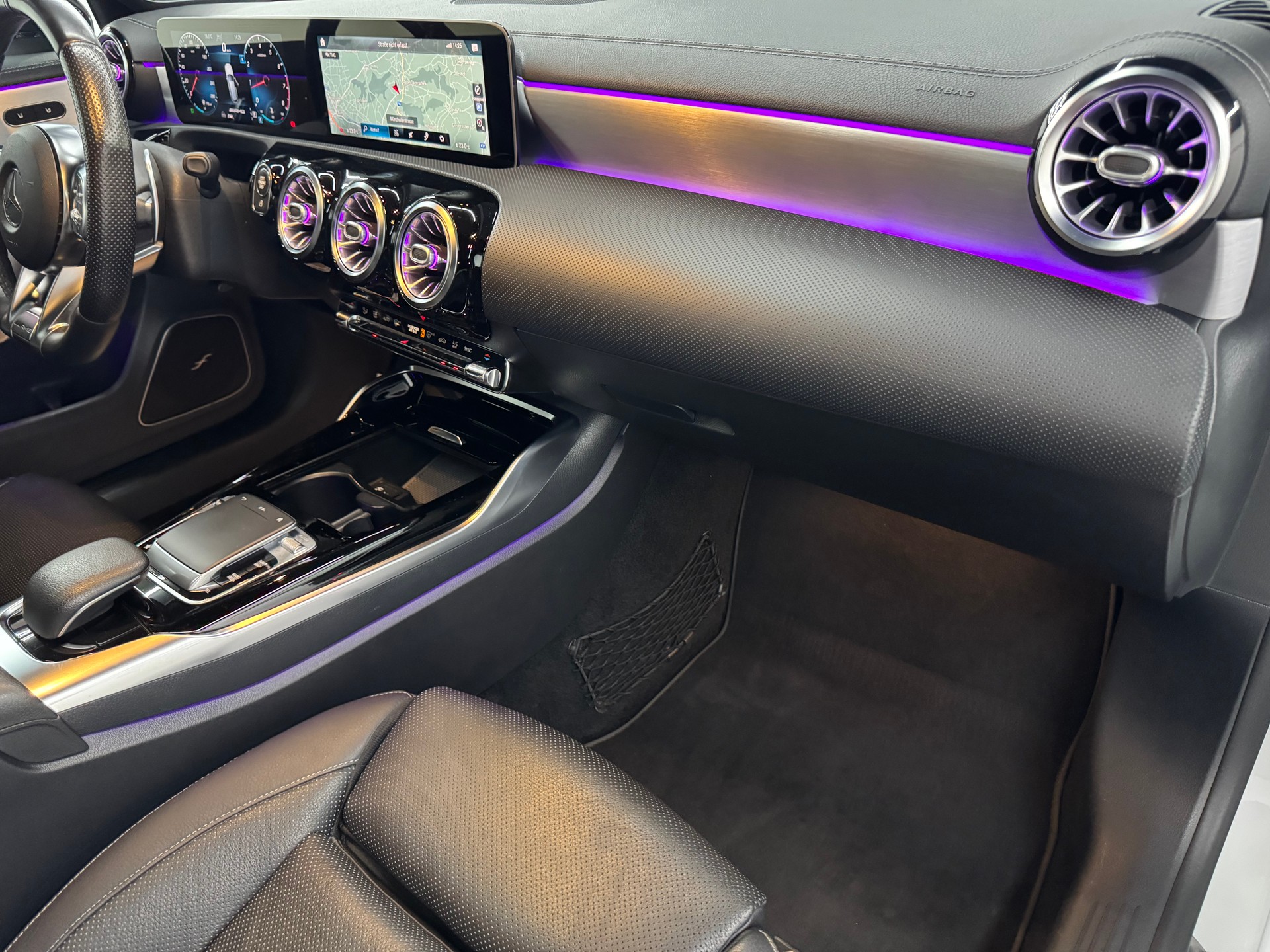 MERCEDES-BENZ A 35 AMG 4Matic Speedshift-image-13