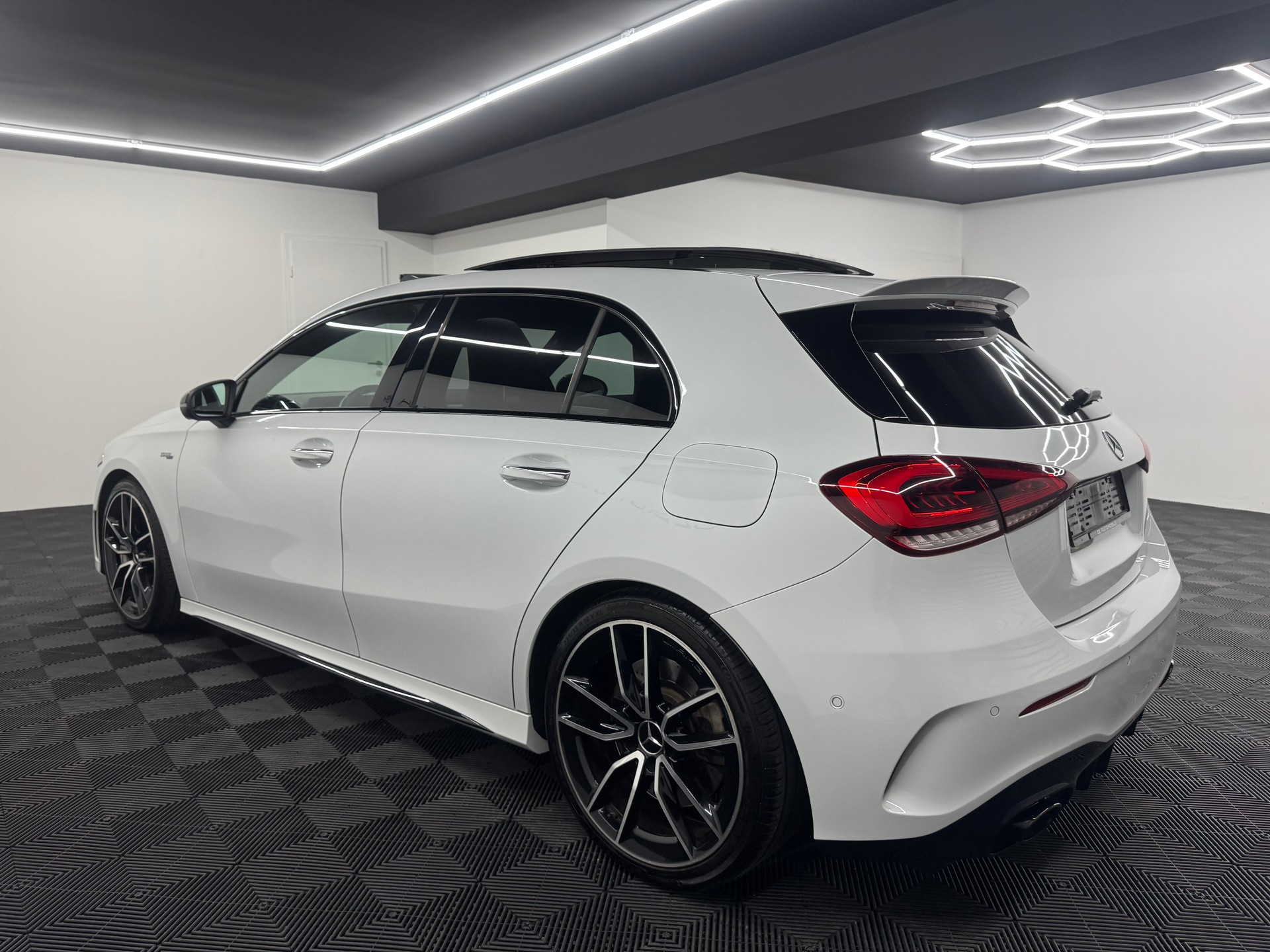 MERCEDES-BENZ A 35 AMG 4Matic Speedshift-image-3