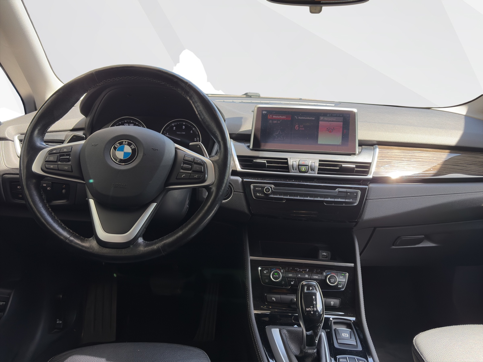 BMW 220d xDrive Active Tourer-image-10