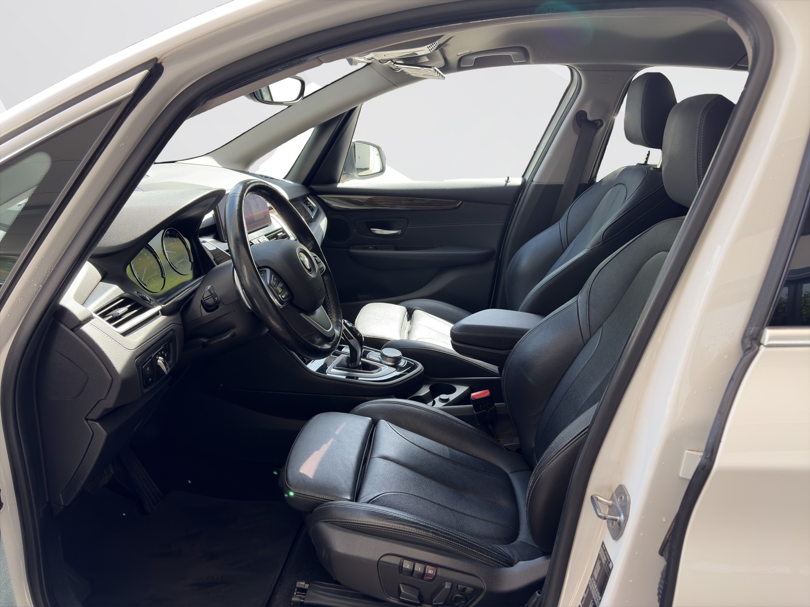 BMW 220d xDrive Active Tourer-image-9
