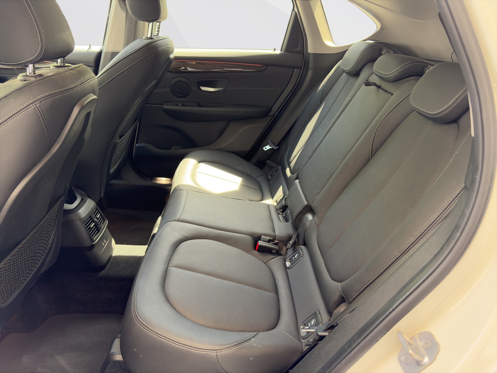 BMW 220d xDrive Active Tourer-image-17