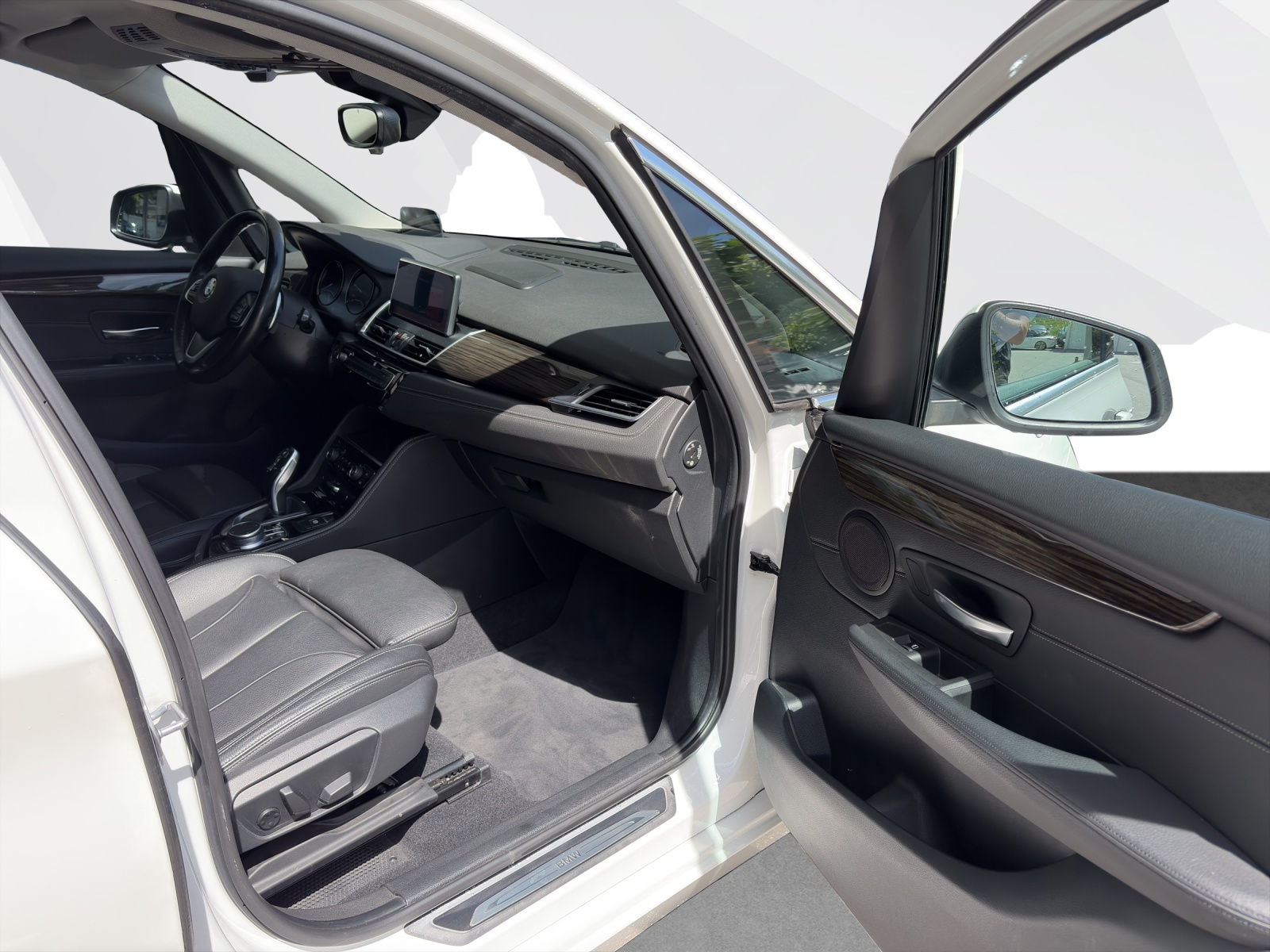 BMW 220d xDrive Active Tourer-image-16