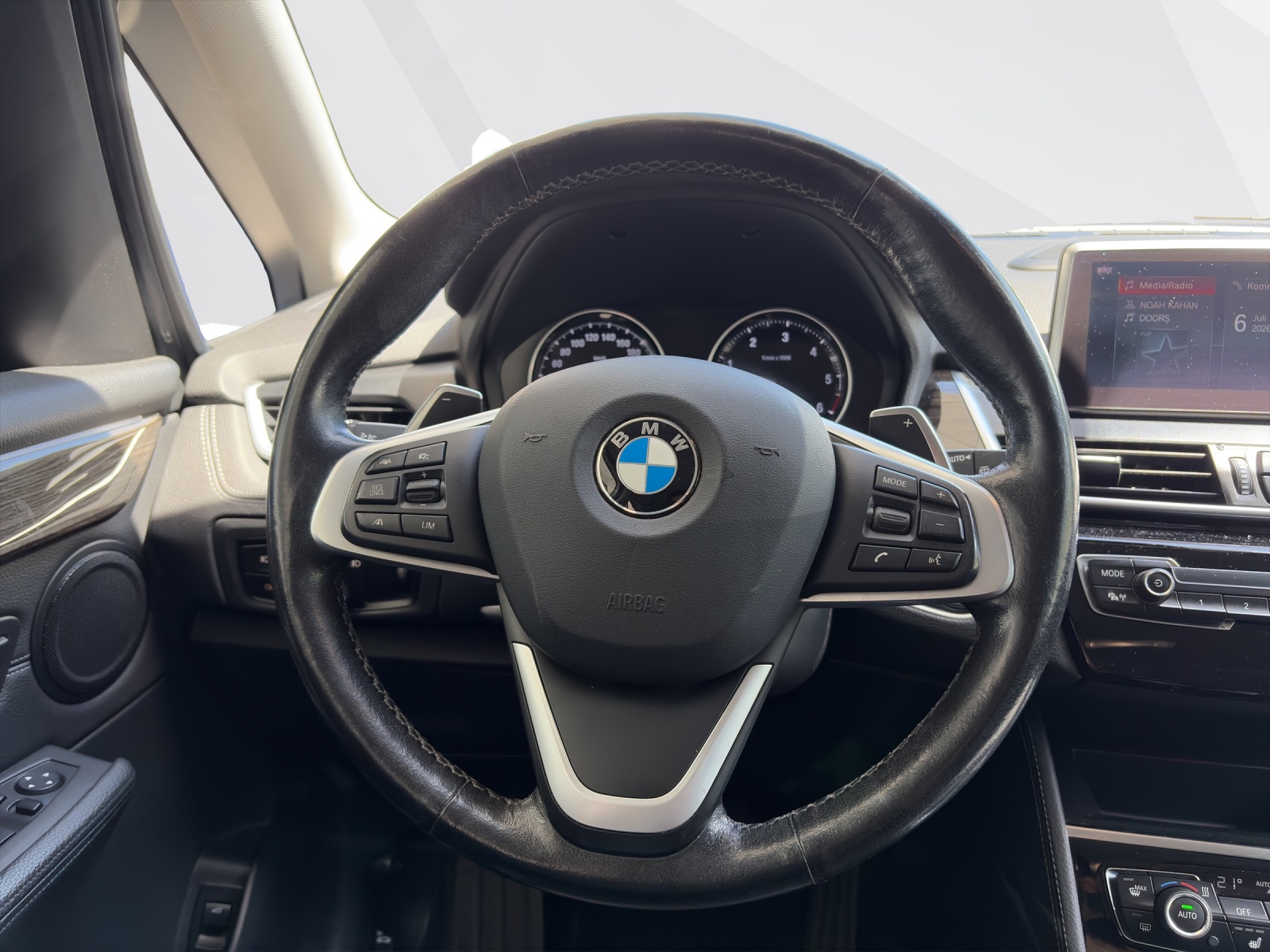 BMW 220d xDrive Active Tourer-image-11