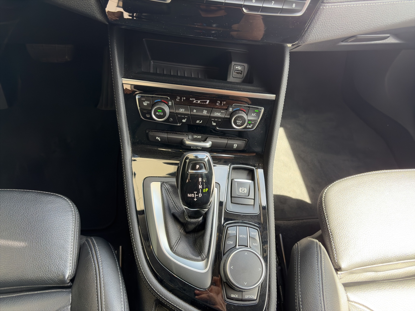 BMW 220d xDrive Active Tourer-image-14